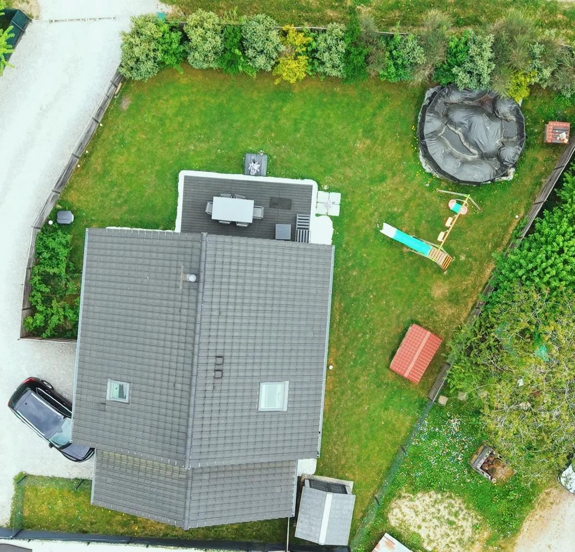 Vue aérienne par drone  du dessus d'une maison pour une annonce immobilière, un jardin, un toit