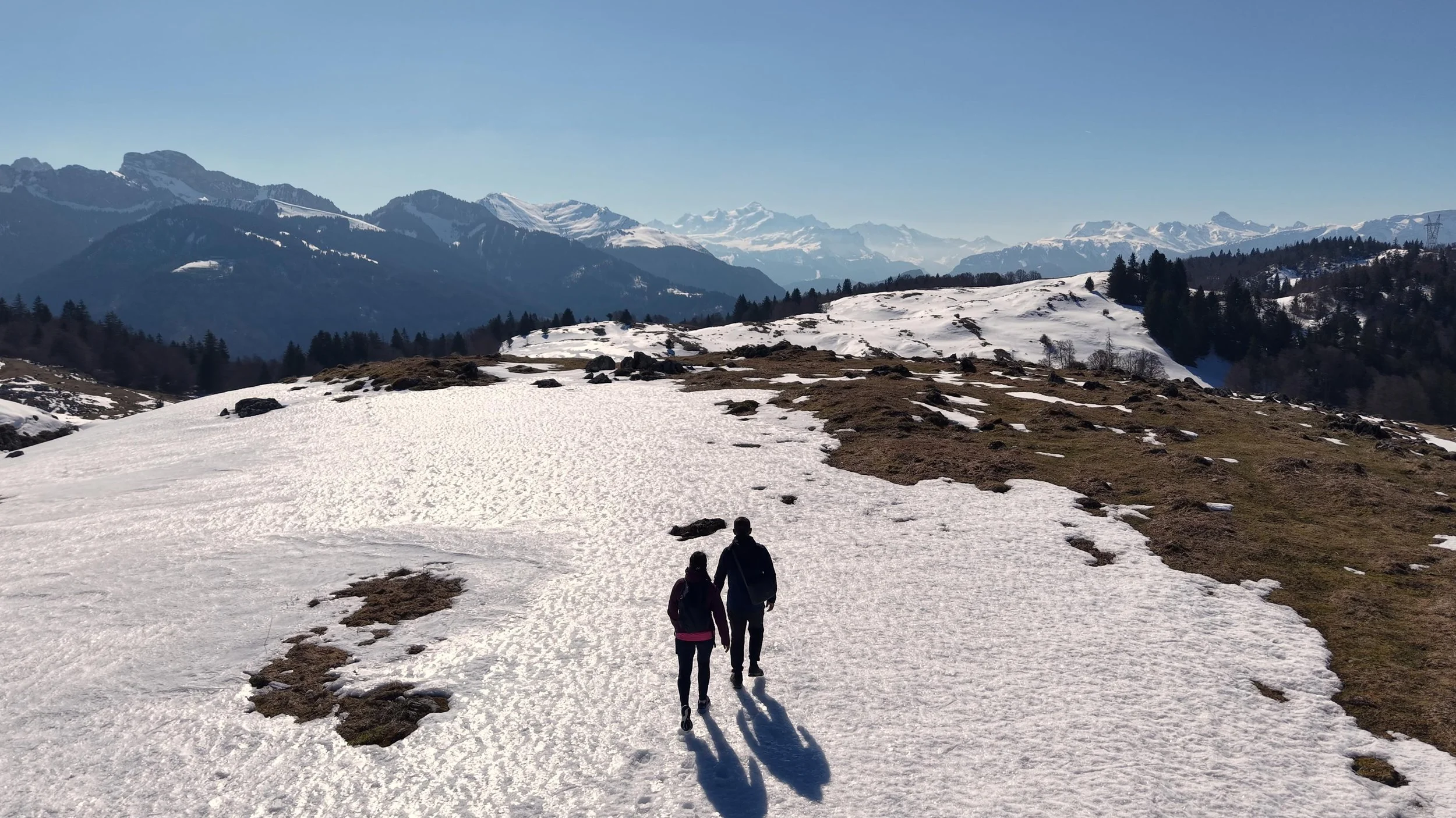 Vue par drone d'une promenade de 2 personnes à Plaine Joux les Brasses fin d'hiver