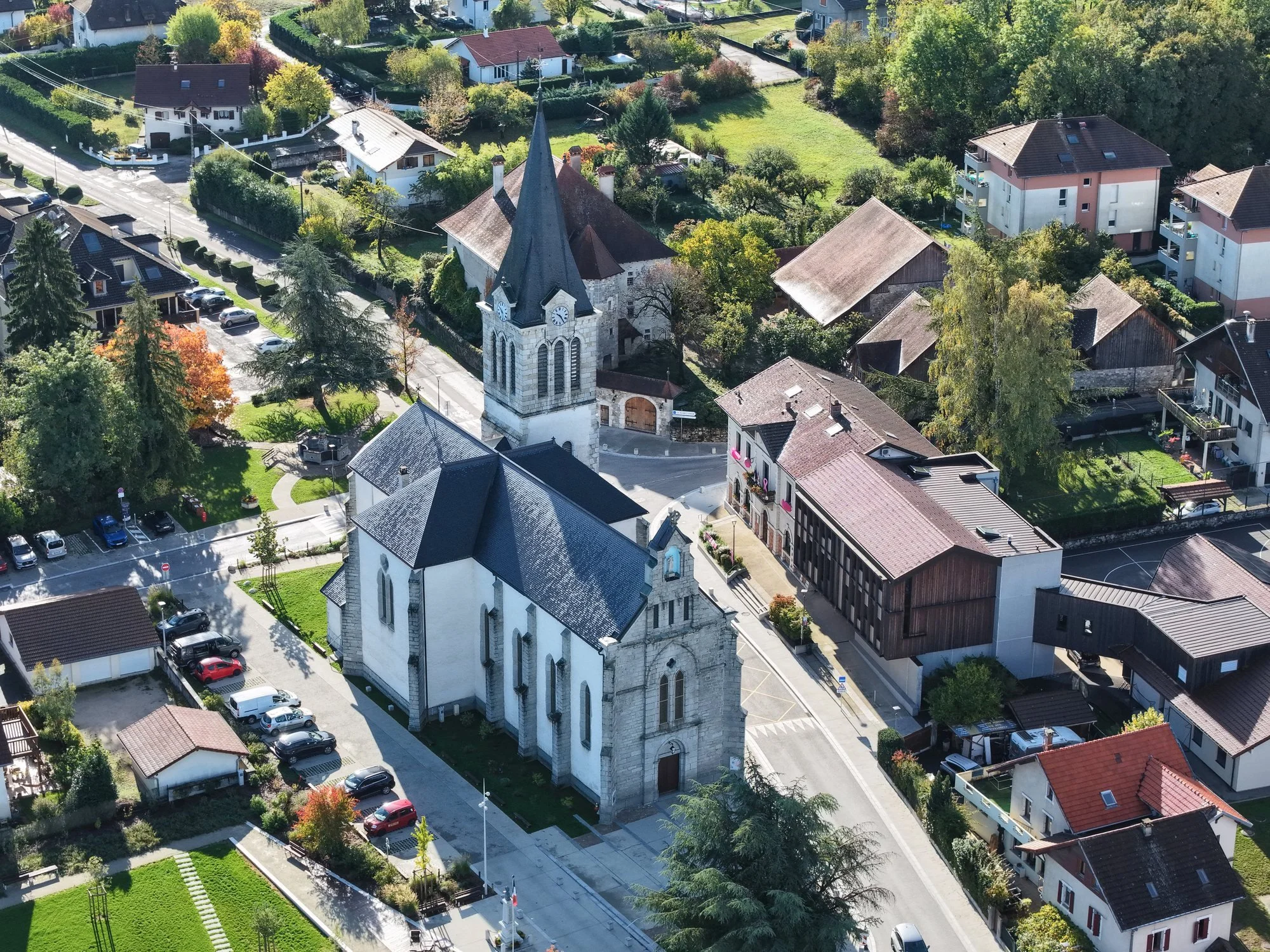 Amancy (74) – les toitures de l'église, vue rapprochée par drone, octobre 2026