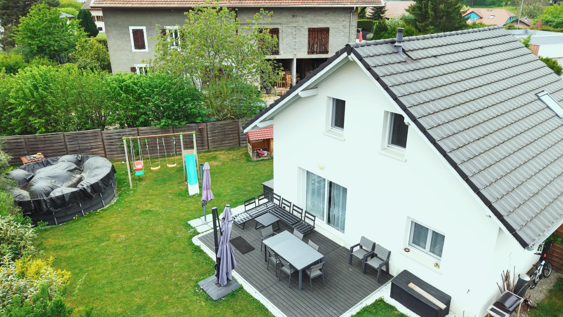 Vue aérienne par drone de l'autre coté de la maison blanche pour annonce immobilière