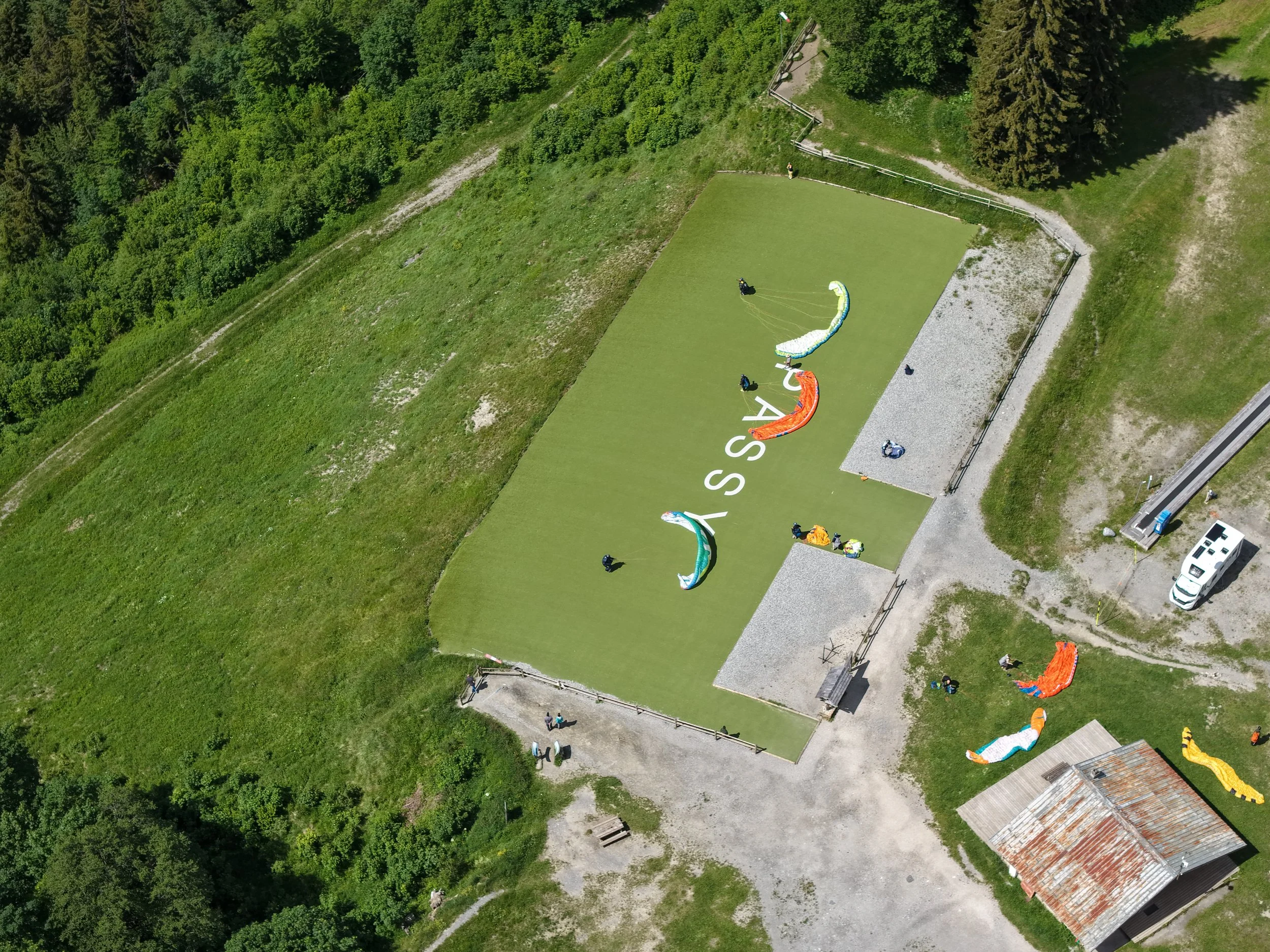 Vue par Drones  Mont-Blanc piste de décollage  des parapentes de Passy vue du ciel