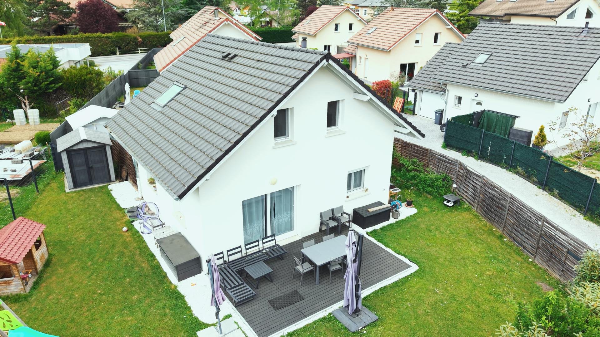 Vue aérienne par drone de coté d'une maison blanche pour annonce immobilière