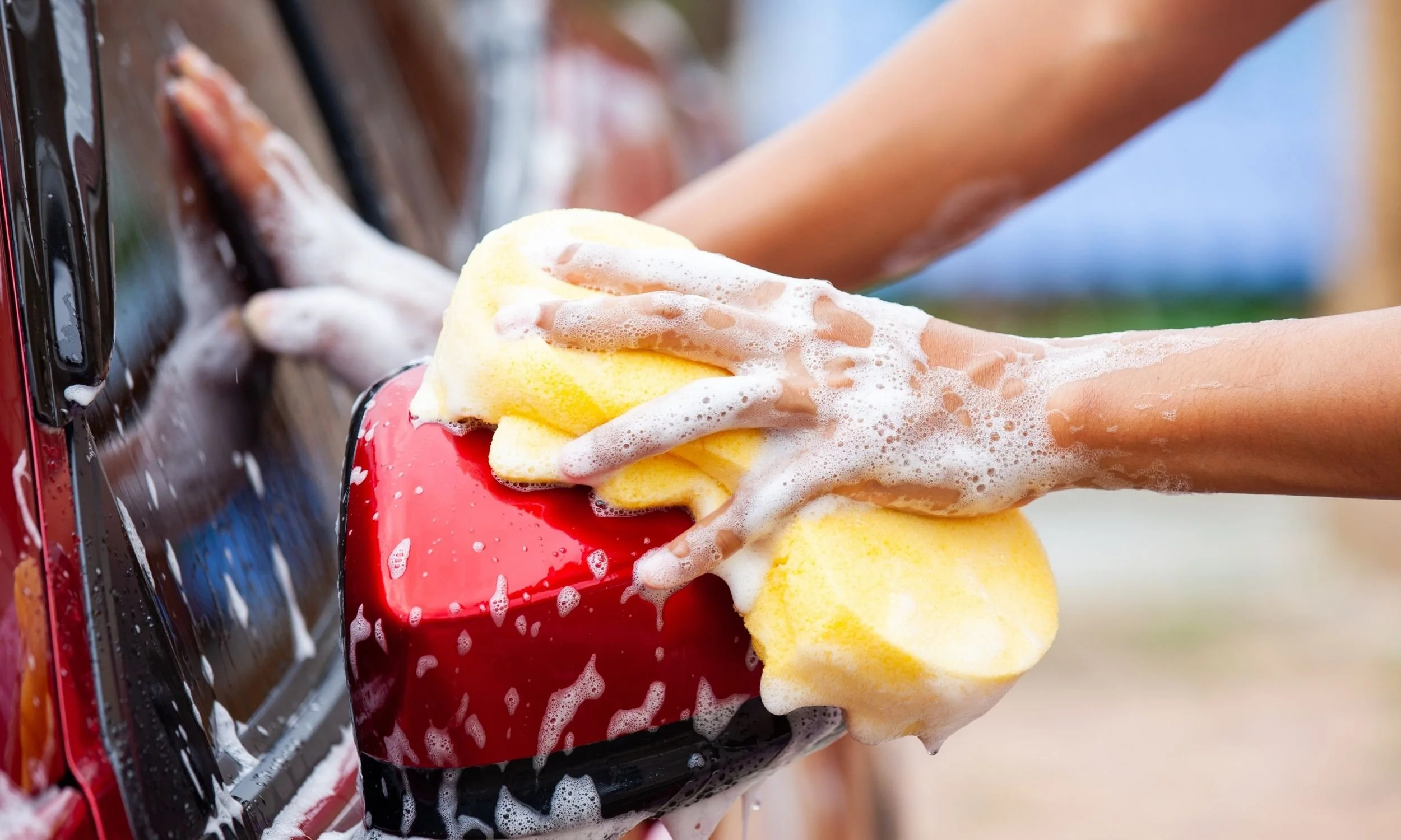 Bil håndvaskes utvendig