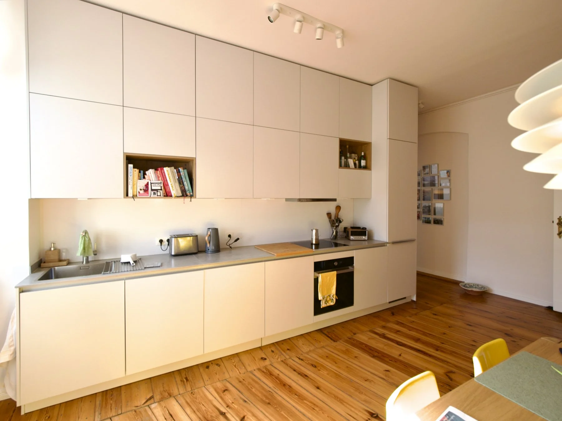 Ausgangssituation: Farbkonzept nach Wohnungserwerb
Wunsch: eine gemütliche und einladende Atmosphäre in der Wohnküche mit angeschlossenem Eingangsbereich
Umsetzung: Farb- und Stauraumkonzept für den Raum und weitergehende Beratung bei der Möblierung