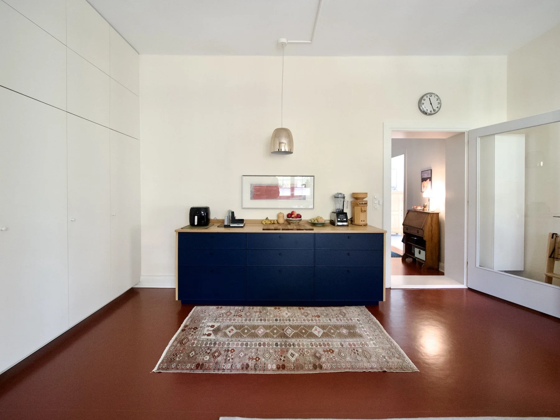 Ausgangssituation: ein dominanter Fußbodenbelag und eine zu kleine Küche gleich nebenan
Wunsch: eine Küchenerweiterung mit zusätzlicher Arbeitsfläche, viel Stauraum für Vorräte und Küchengeräte nebst einladendem Essbereich
Umsetzung: Farb- und Möblie