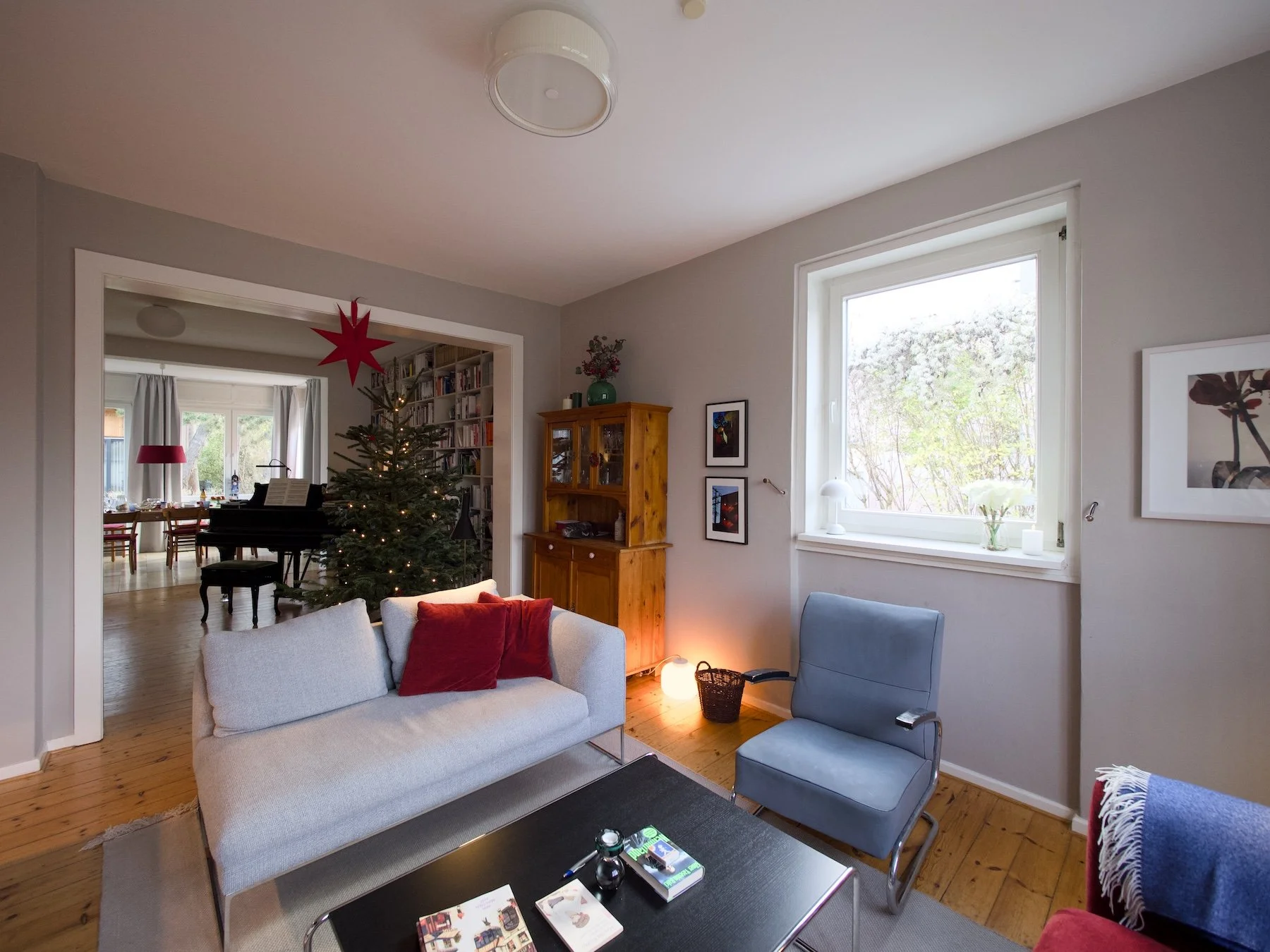 Ausgangssituation: zusammengewürfelte Möblierung aus Studentenzeiten, viele Bücher und ein wenig genutzter Raum
Wunsch: ein gemütliches Wohnzimmer für die ganze Familie und Platz für die Bücher
Umsetzung: Farb- und Möblierungskonzept mit alten Erbstü