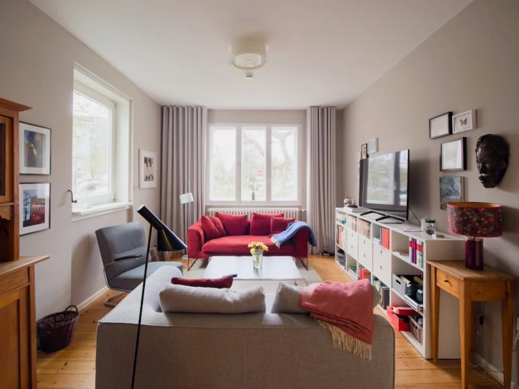 Ausgangssituation: zusammengewürfelte Möblierung aus Studentenzeiten, viele Bücher und ein wenig genutzter Raum
Wunsch: ein gemütliches Wohnzimmer für die ganze Familie und Platz für die Bücher
Umsetzung: Farb- und Möblierungskonzept mit alten Erbstü