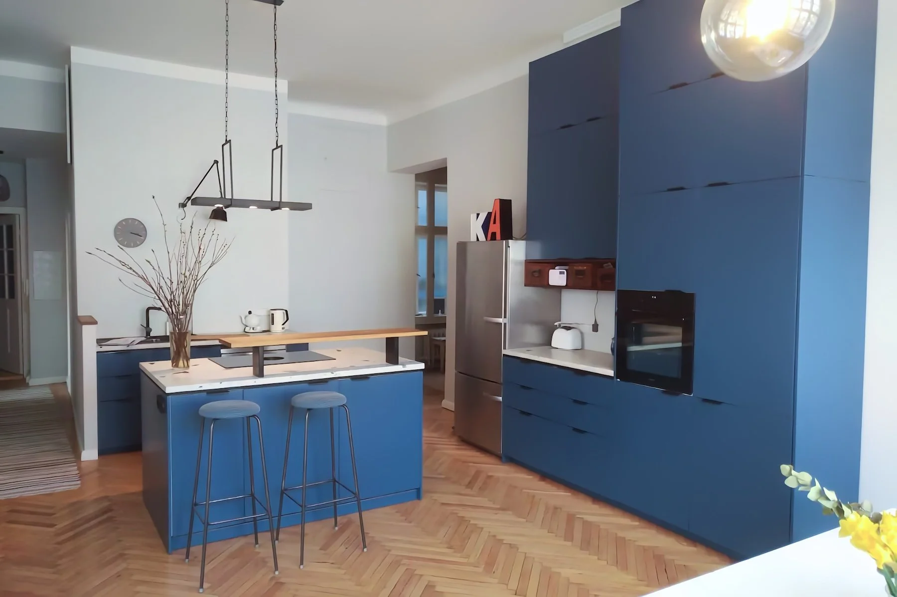 Ausgangssituation: neue Grundrissplanung nach Grundsanierung
Wunsch: eine offene Wohnküche im Zentrum der Familienwohnung mit viel Stauraum und Tresen
Umsetzung: Farbkonzept, Küchenplanung mit Ikea-Küchenmodulen und Fronten vom Tischler, Terrazzo-Arb