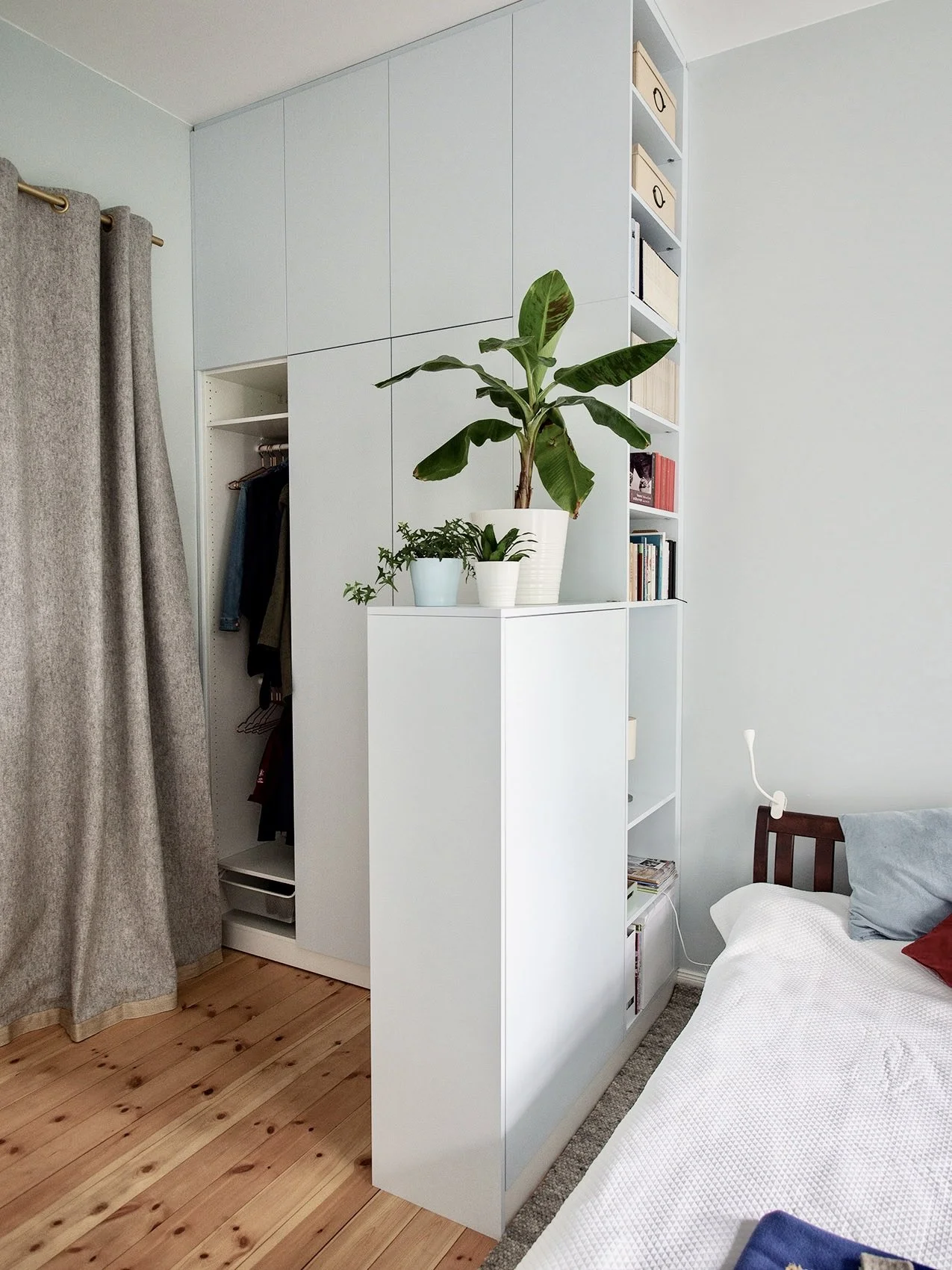 Ausgangssituation: ein großer Raum nahe der Eingangstür, dafür weder Platz für die Familien-Garderobe noch den benötigten Homeoffice-Platz
Wunsch: die 3-in-1-Lösung mit viel Stauraum und Weiternutzung der vorhandenen Pax-Schränke
Umsetzung: luftiges 