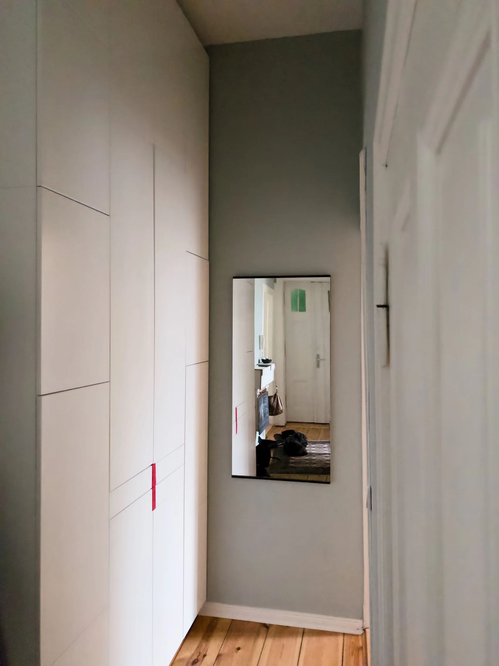 Ausgangssituation: ein schmaler Flur und zu wenig Stauraum in der kleinen Wohnung
Wunsch: Stauraum für saisonal genutzte Dinge und das Fotoarchiv der Familie
Umsetzung: eine 3,20 hohe Stauraumlösung aus Ikea-Küchenmodulen mit 37 cm Tiefe