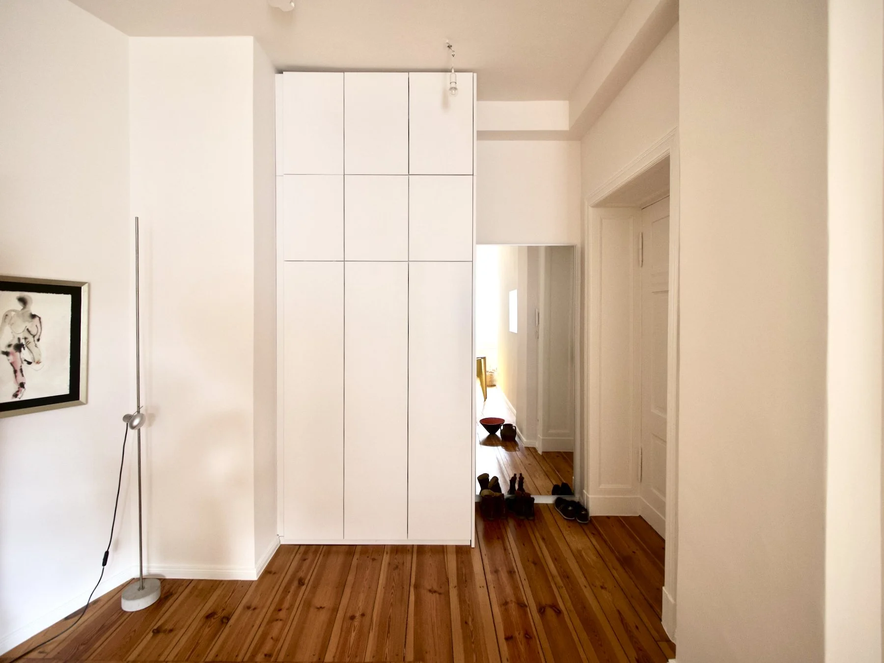 Berliner Zimmer als Eingangsbereich und Wohnküche mit raumhohem Einbauschrank in Wandfarbe