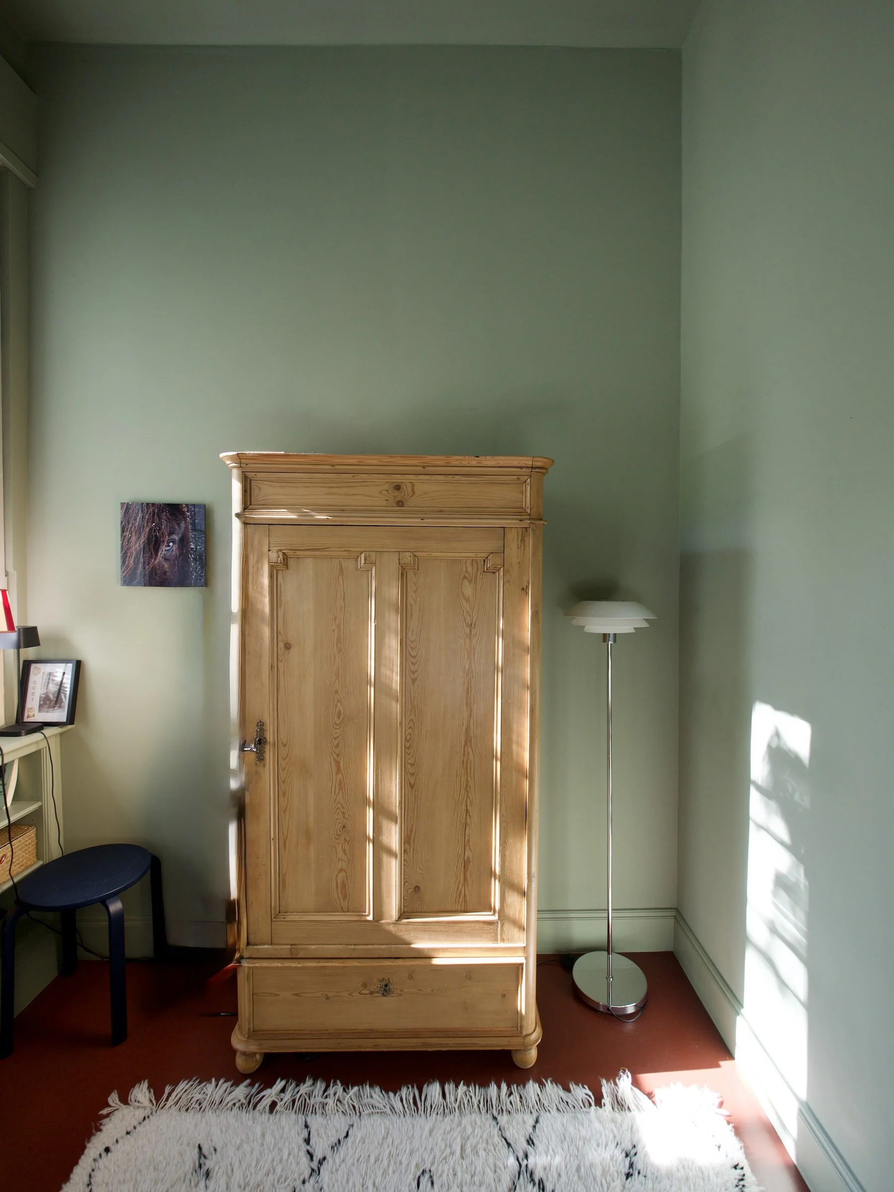 Farb- und Möblierungskonzept mit vorhandenen Möbeln und neuer Schlafcouch für kleines Gästezimmer