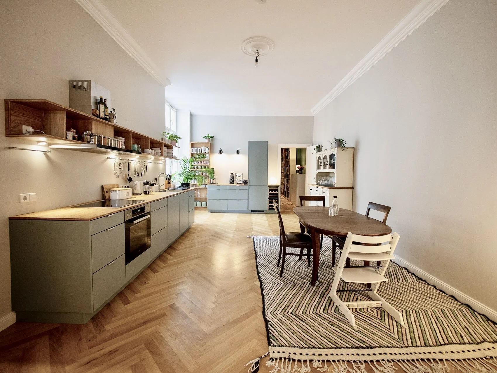 Ausgangssituation: ein renovierungsbedürftiges Berliner Zimmer in einem Kreuzberger Altbau
Wunsch: eine einladende Wohnküche für die ganze Familie, keine Oberschränke, dafür eine kleine Espressobar in der Morgensonne
Umsetzung: Farbkonzept, Beratung 