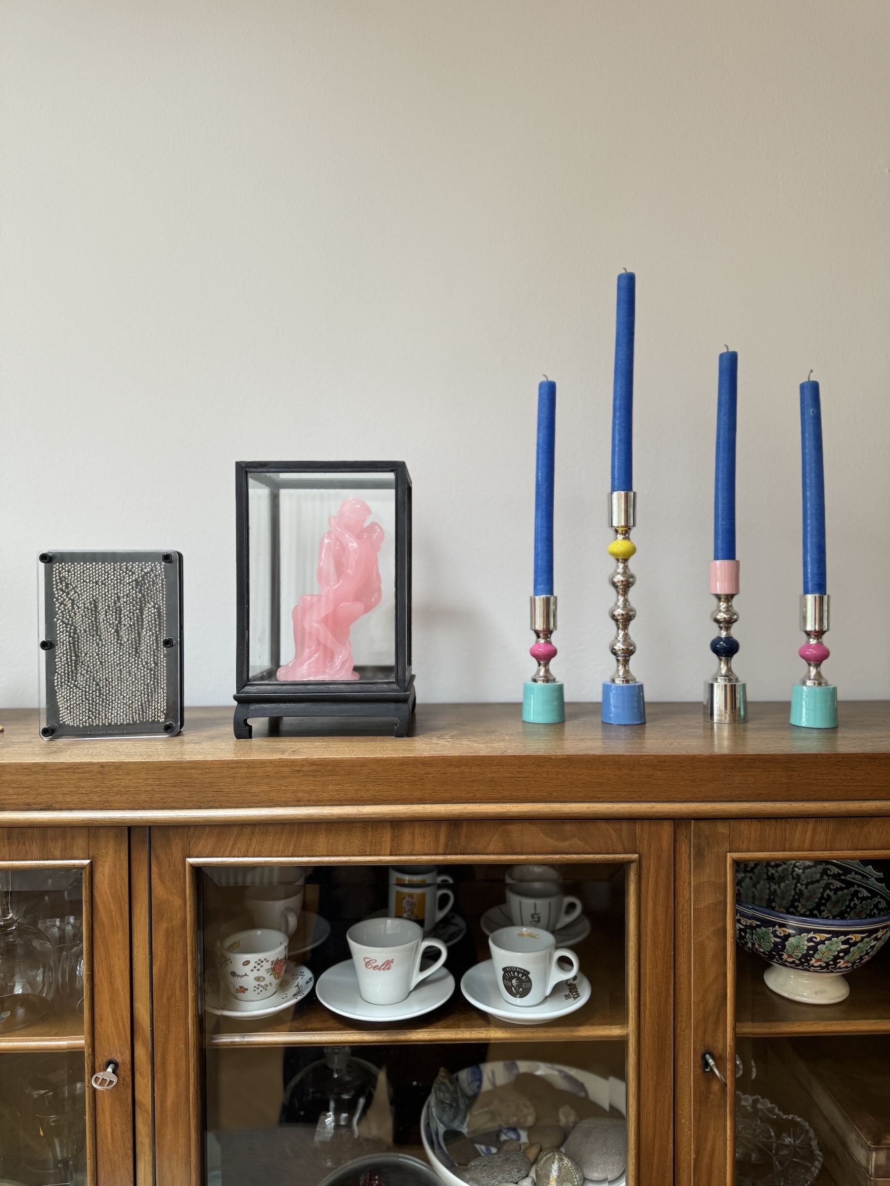 Kerzen auf alter Kommode