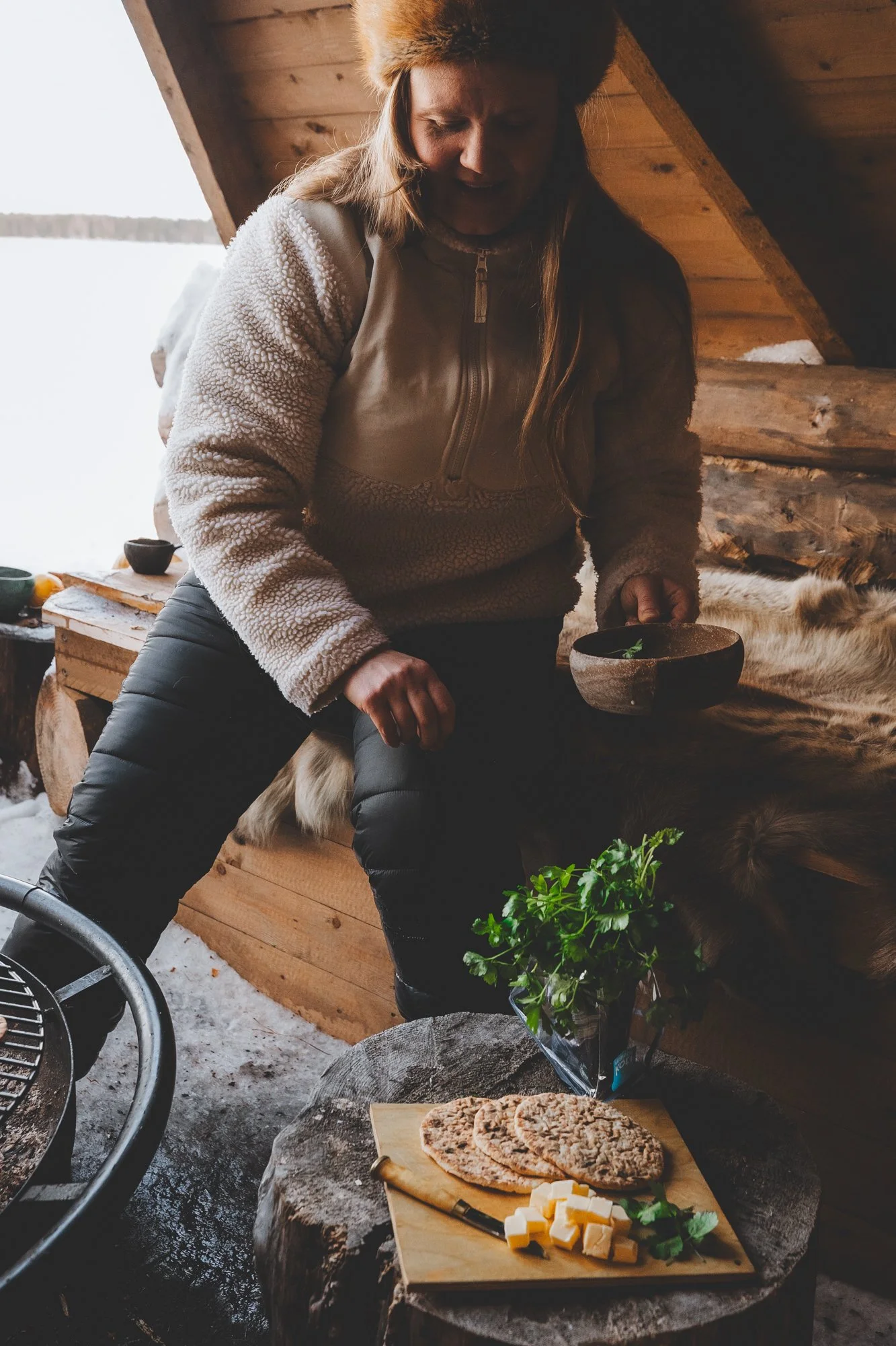 Tunne Lapin luonto- ja eräopas Kristiina valmistaa ruokaa laavulla.