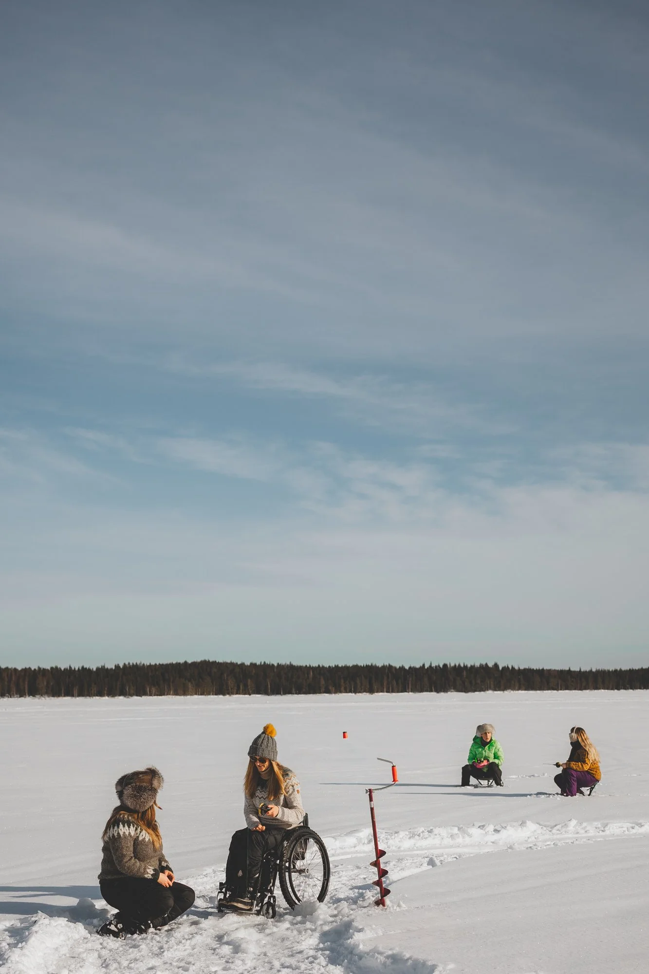 Järven jäällä on monta pilkkijää.