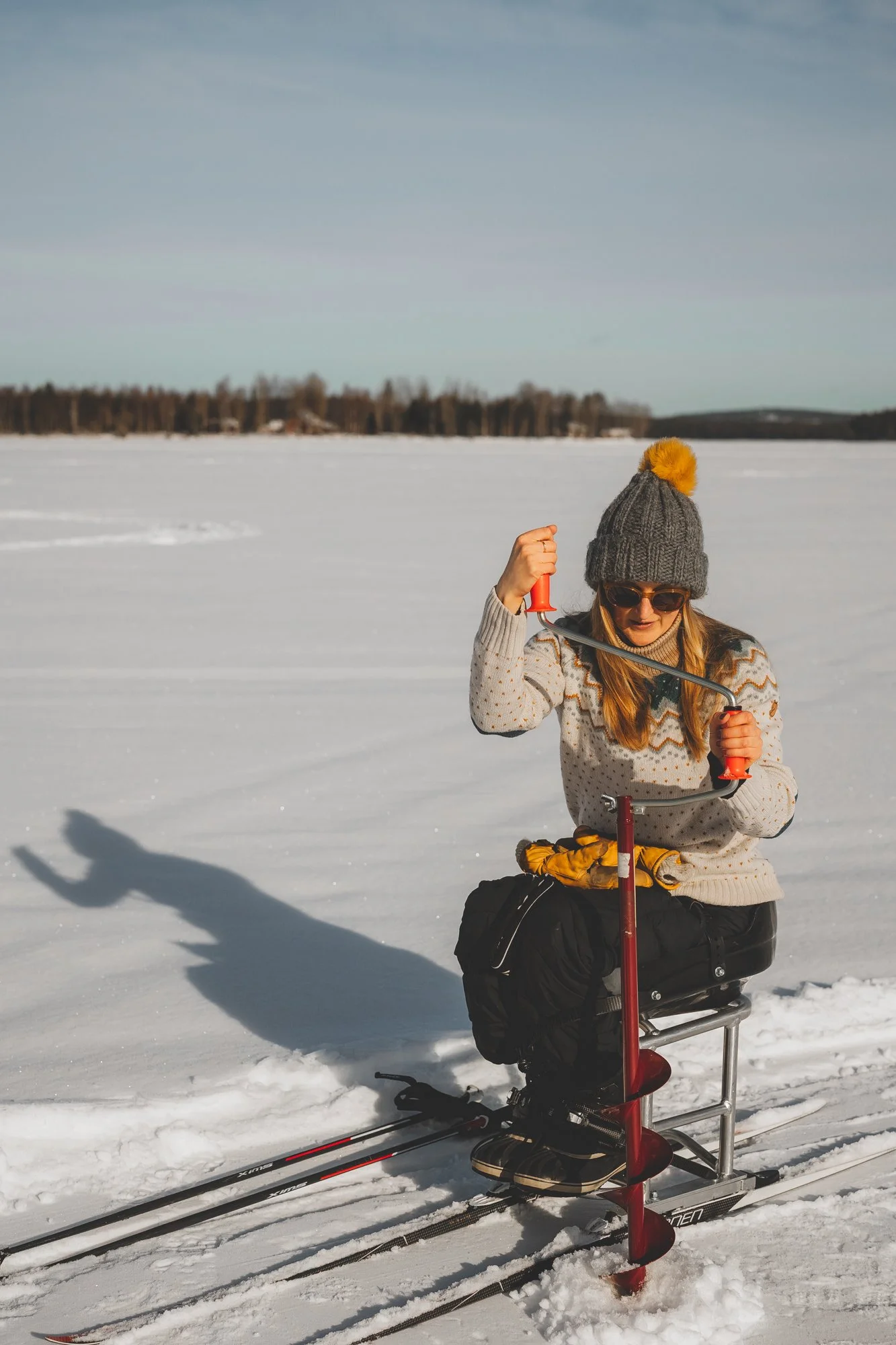 Nainen pilkkii.