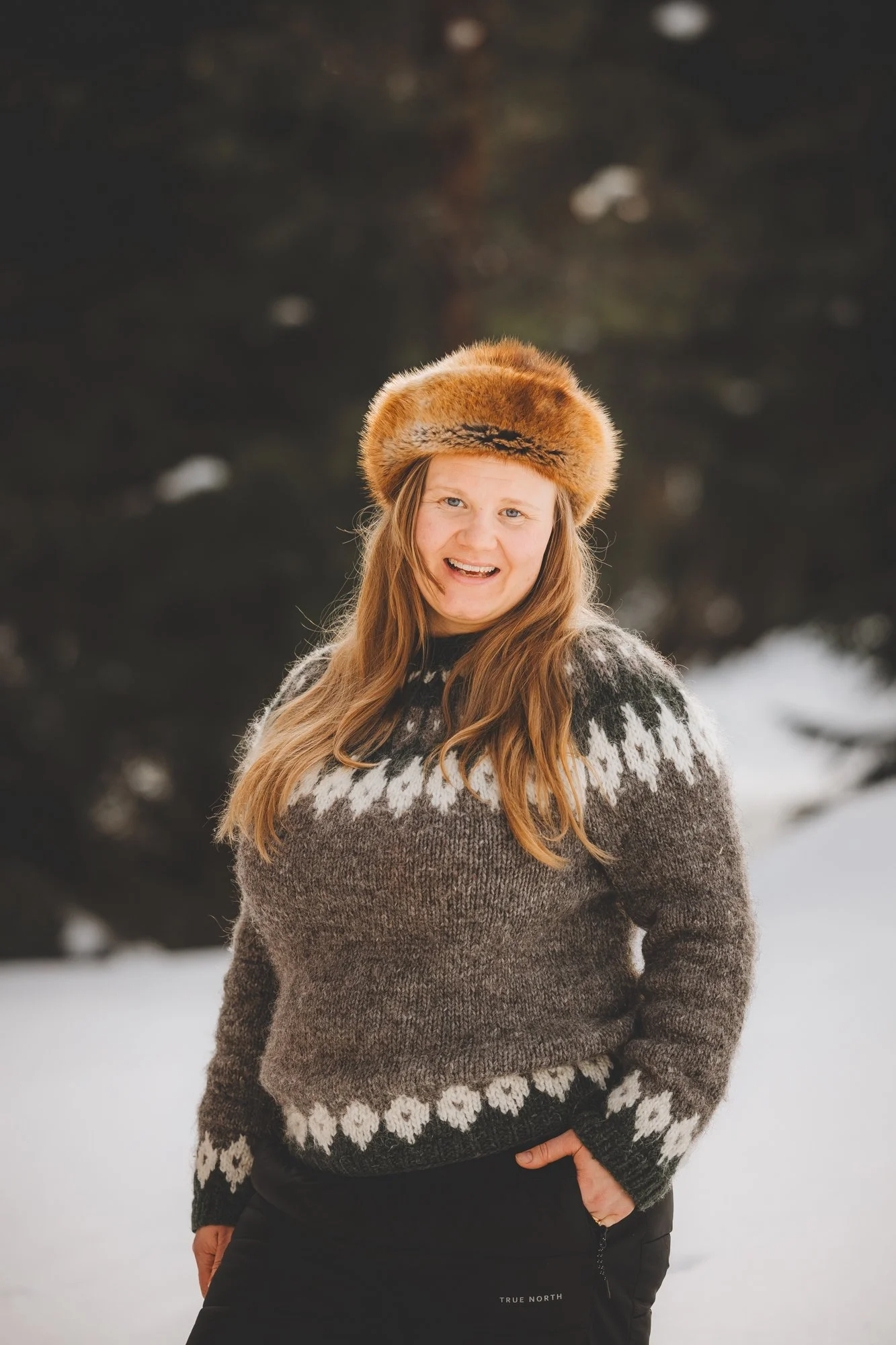 Opas Kristiina hymyilee.