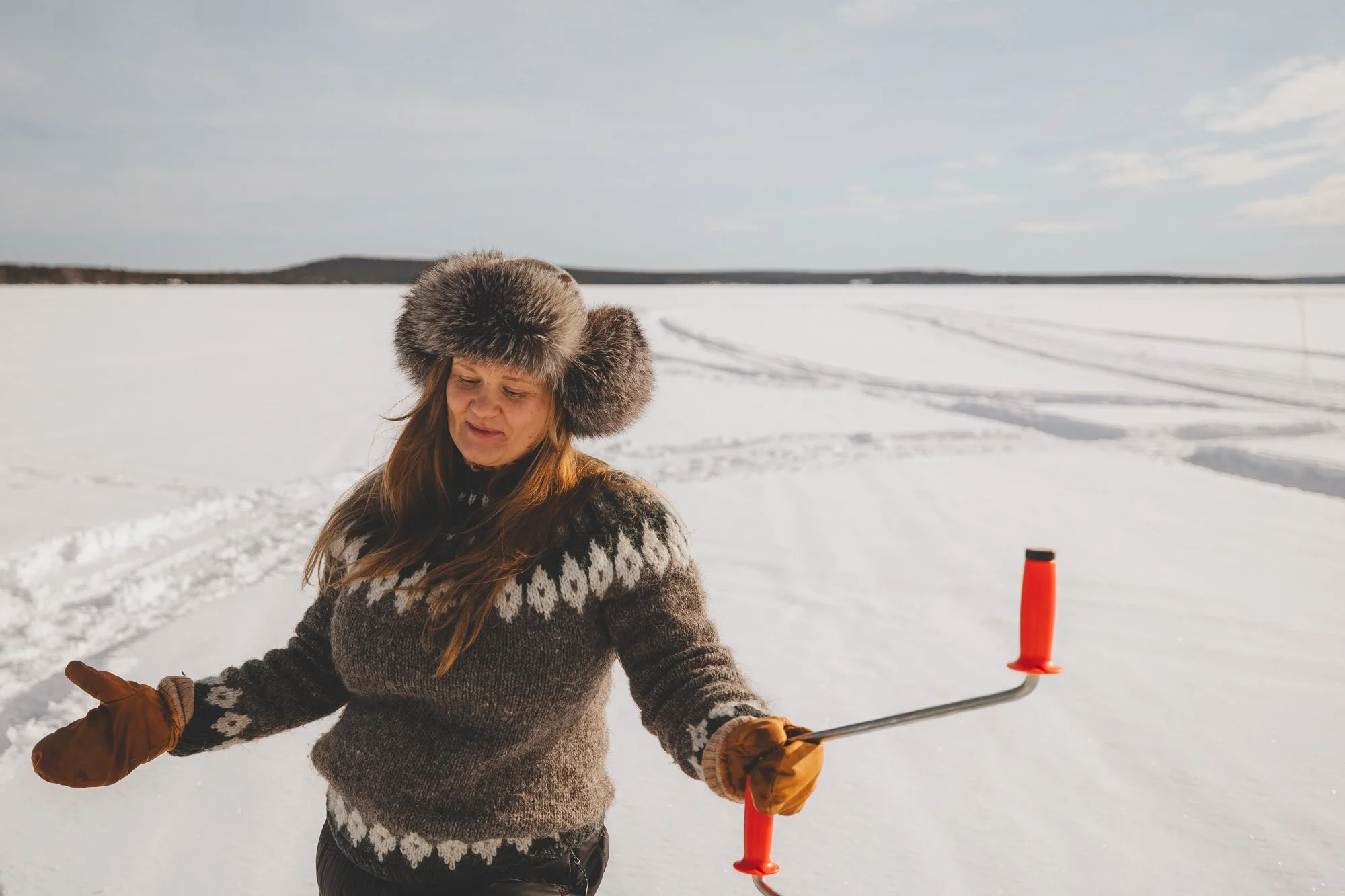 Kristiina järven jäällä kädessään kaira.