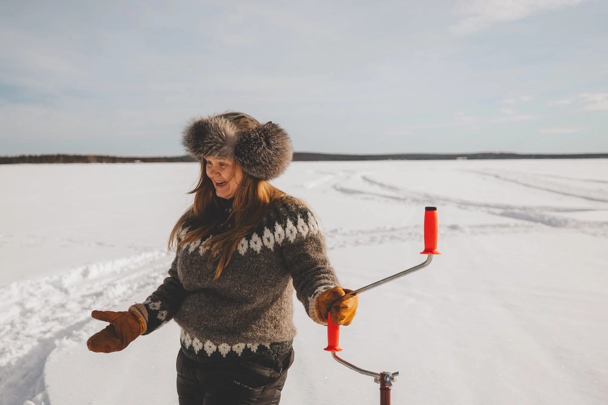 Opas Kristiina järven jäällä kädessään kaira.