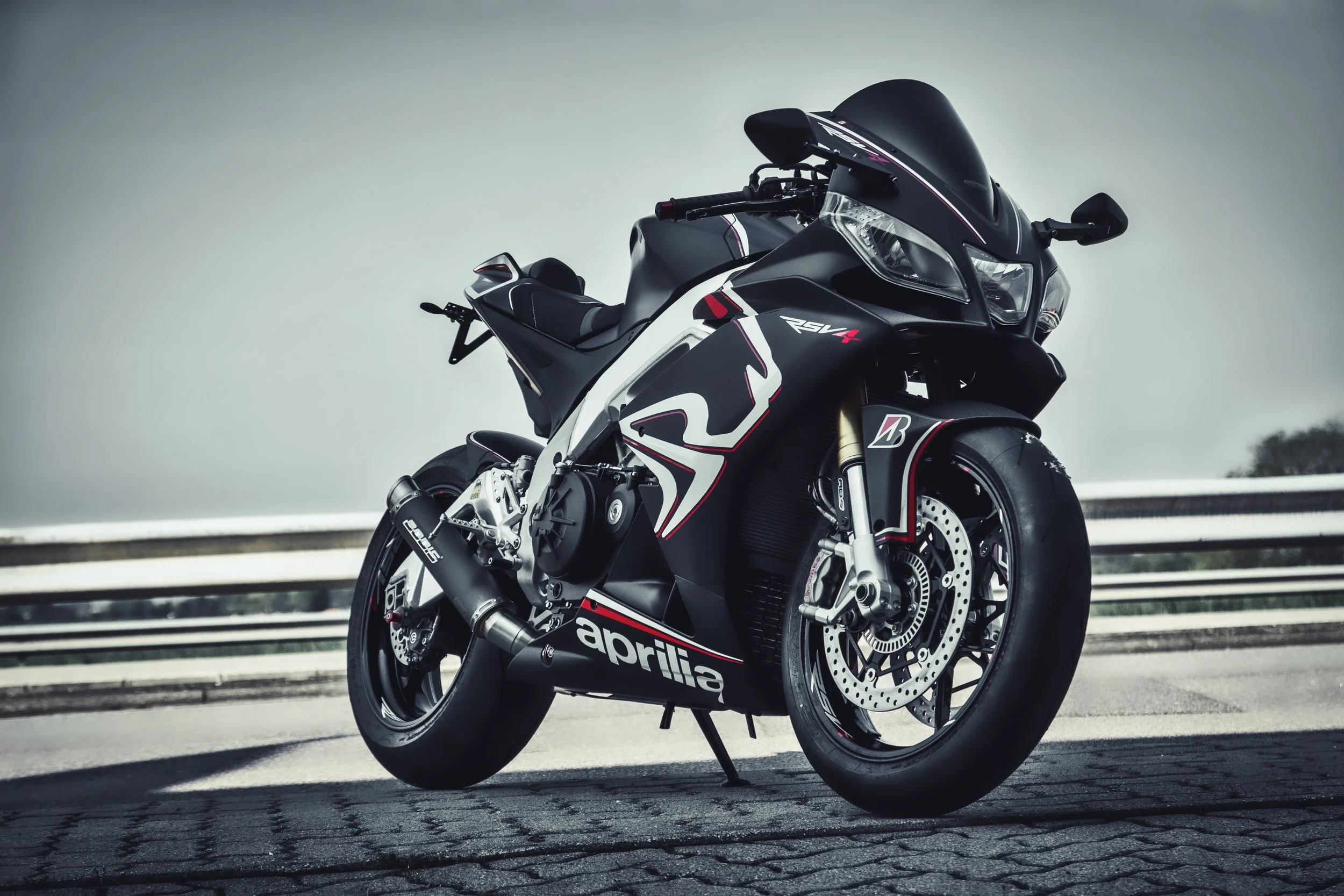 Aprilia RSV4 Black 2013023.jpeg
