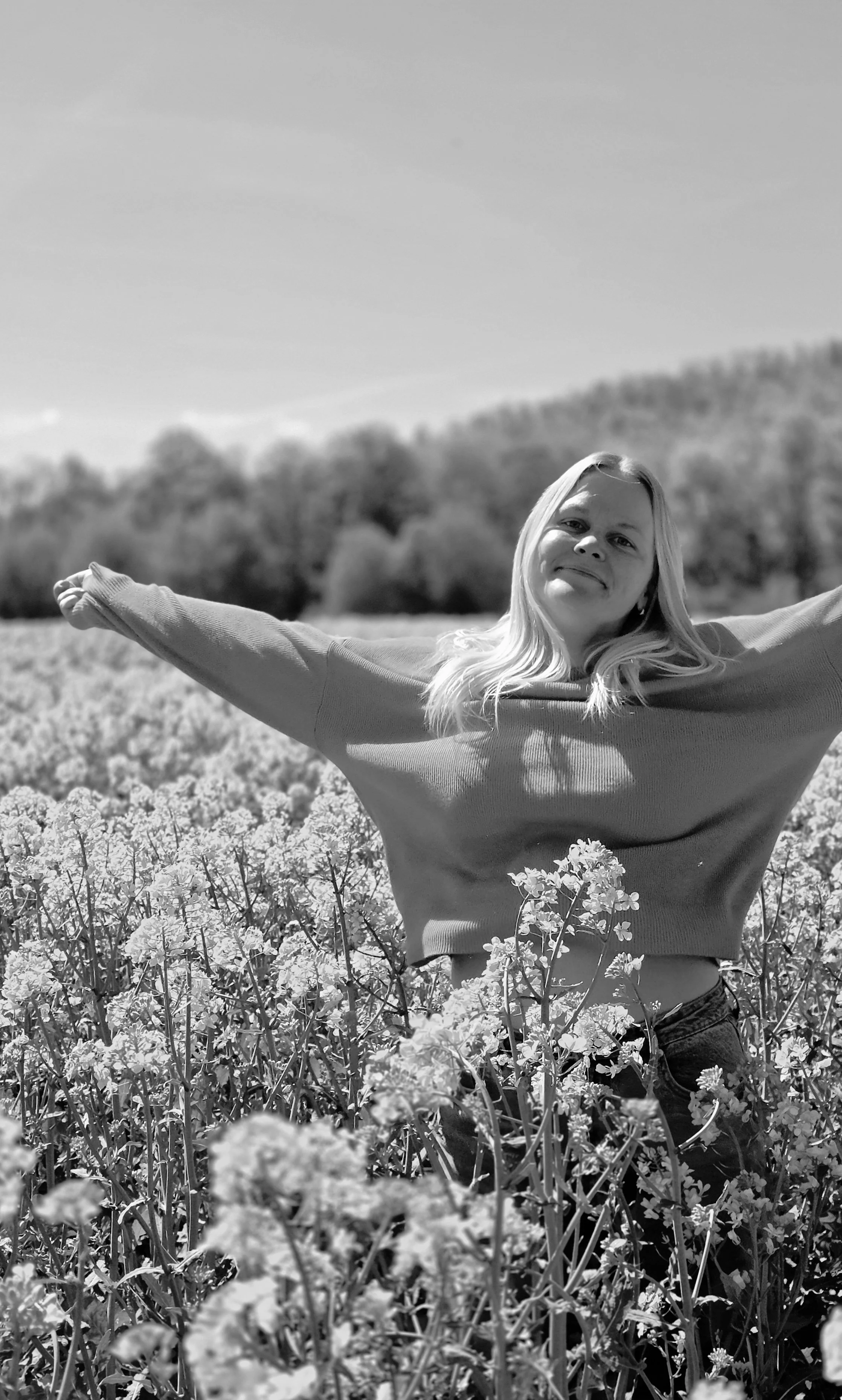 Schwarz-Weiß-Portrait von Saskia in der Natur – Freiheit, Klarheit und Leichtigkeit.