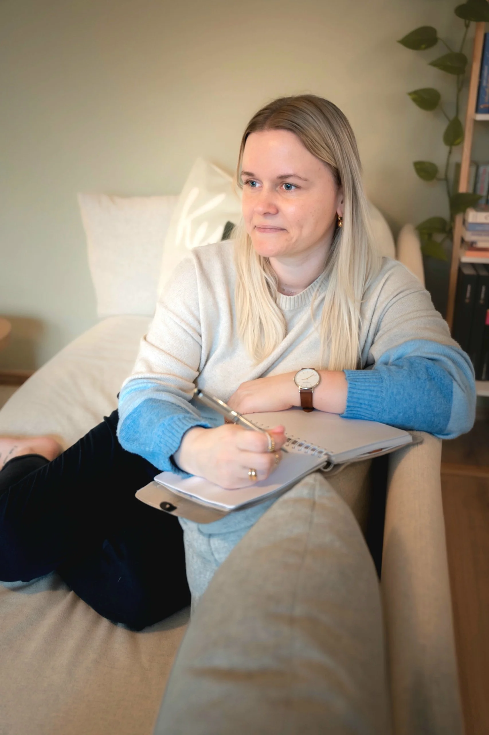 Saskia bei der Entwicklung klarer Texte und Markenbotschaften.