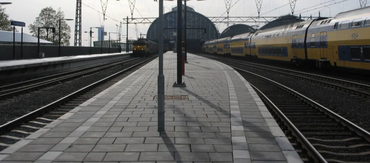 train-750x332.jpg