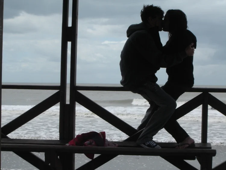 love-in-a-cliff-1308836-750x562.jpg