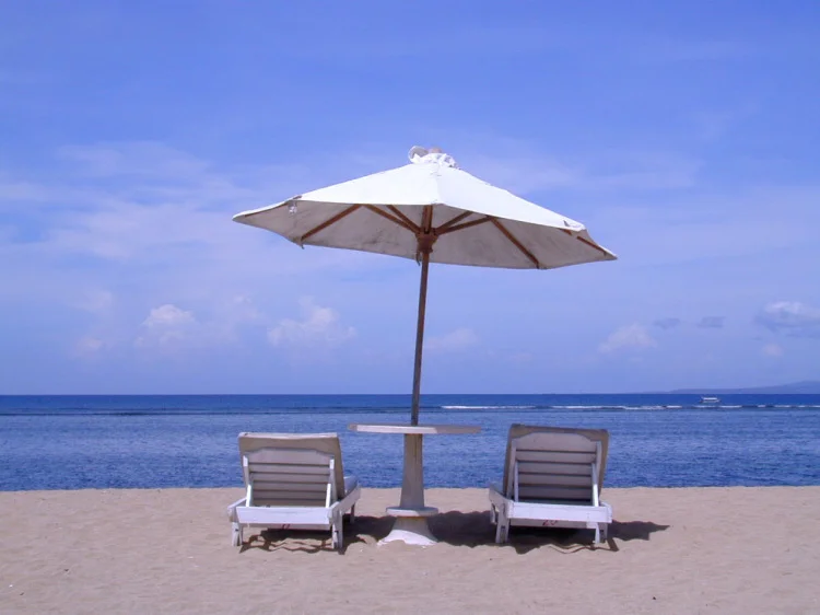 beach-umbrella-1404131-750x562.jpg