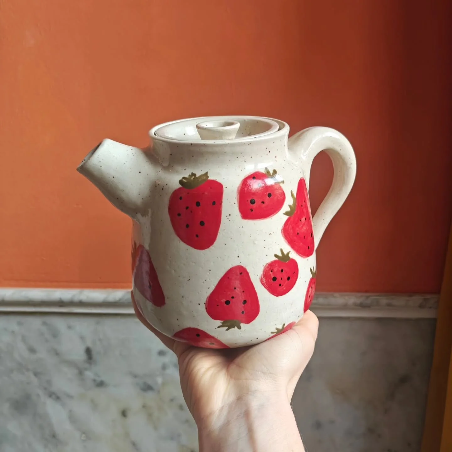 Ready for spring with this strawberry teapot 🍓.. Guess now we'll just have to wait for seasons to change 🌞

#pottery #handmadeceramics #pottenbakken #klei #functionalceramics