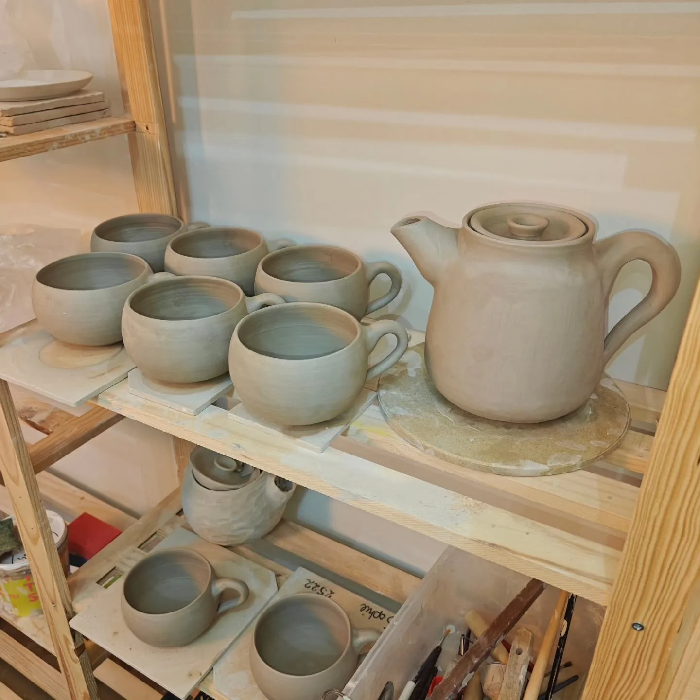 A very productive sunday 💪✨

#pottery #pottenbakken #ceramics #keramiek #potterystudio #handmadeceramics