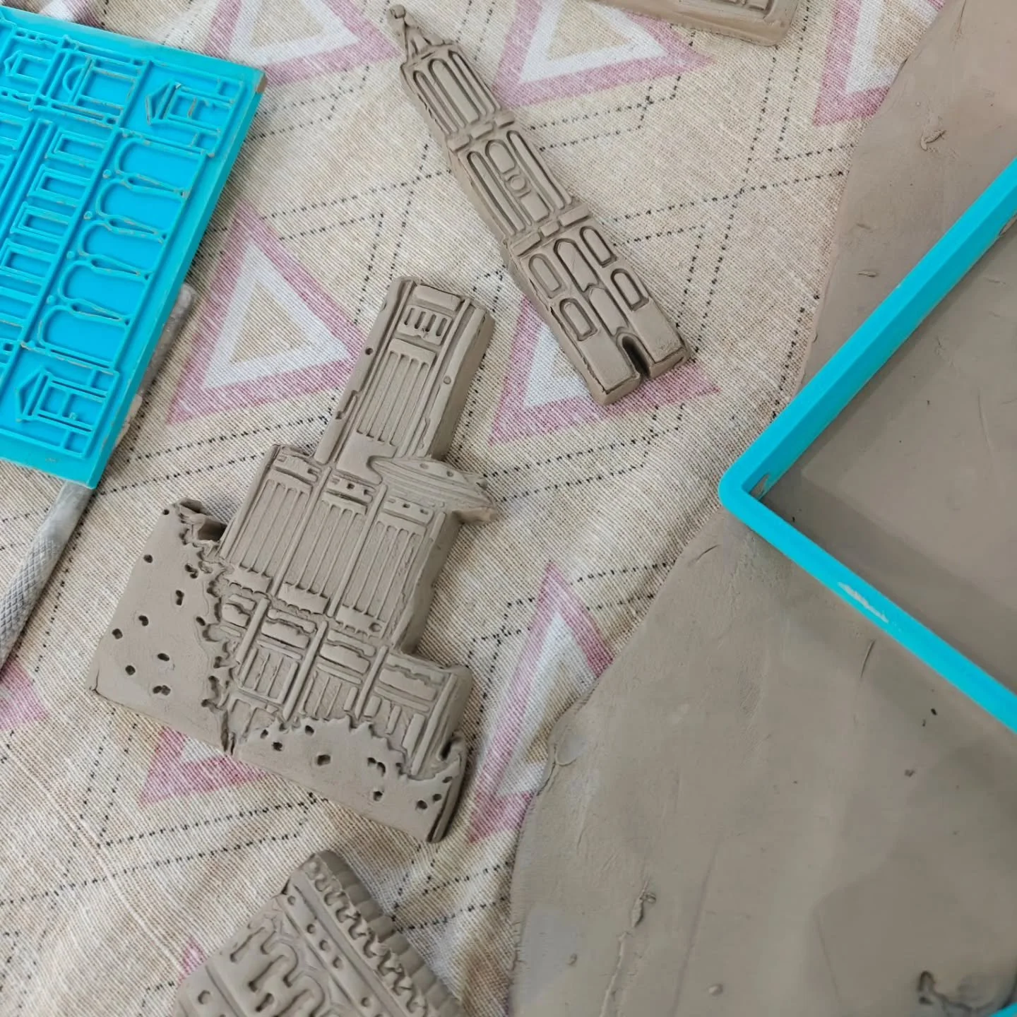 Sneak peek 👀..! Wie ziet al meteen welke Utrechtse gebouwen dit zijn? 

#keramiek
#pottenbakken
#utrecht
#deinktpot 
#domtoren 
dewatertoren