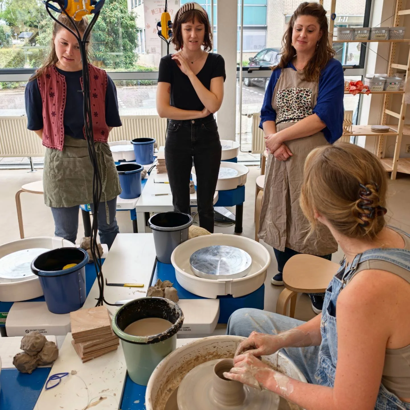 Afgelopen zondag samen met @ilanas.ceramics de &agrave;llereerste workshop gegeven in het nieuwe atelier! En als kerst op de taart ook de nieuwe strengenpers in gebruik genomen. Met dank aan alle deelnemers. Op naar de opening in september! 

#kerami
