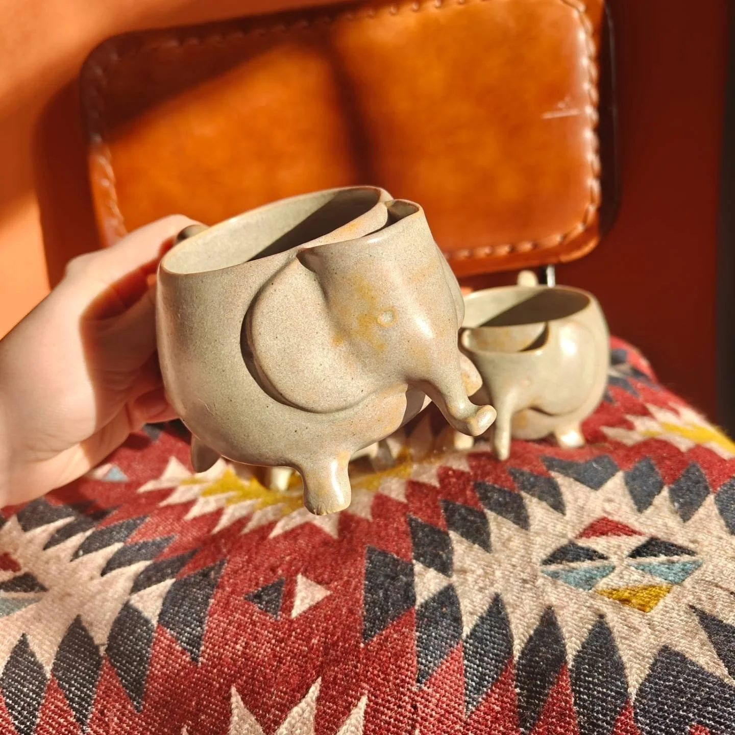 Een kudde olifantenmokjes 🐘☕ Ik ben ze helaas al even uit het oog want ze zijn geadopteerd.

Voor deze mokken heb ik handvormen en draaitechnieken gecombineerd en gestookt op 1220&deg;

#keramiek #pottenbakken #draaischijf #ceramics