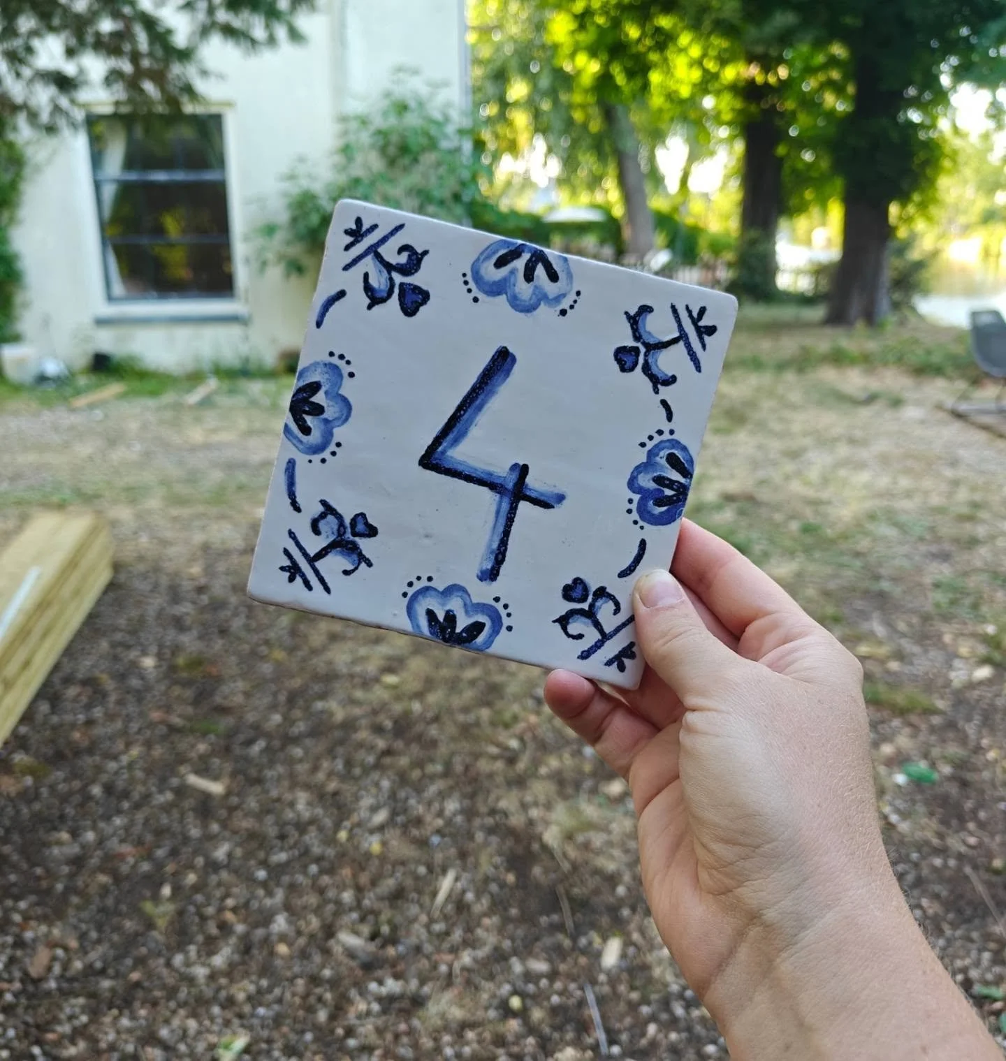 Hoe lief is dit Delfts blauwe huisnummer tegeltje? 
Dit tegeltje is geglazuurd, gedecoreerd met kobaltoxide en gestookt op 1020&deg;

P.s. zelf zo'n leuk tegeltje maken? Op 28 november geef ik een workshop in Utrecht Leidsche Rijn. Link in bio :) 

#