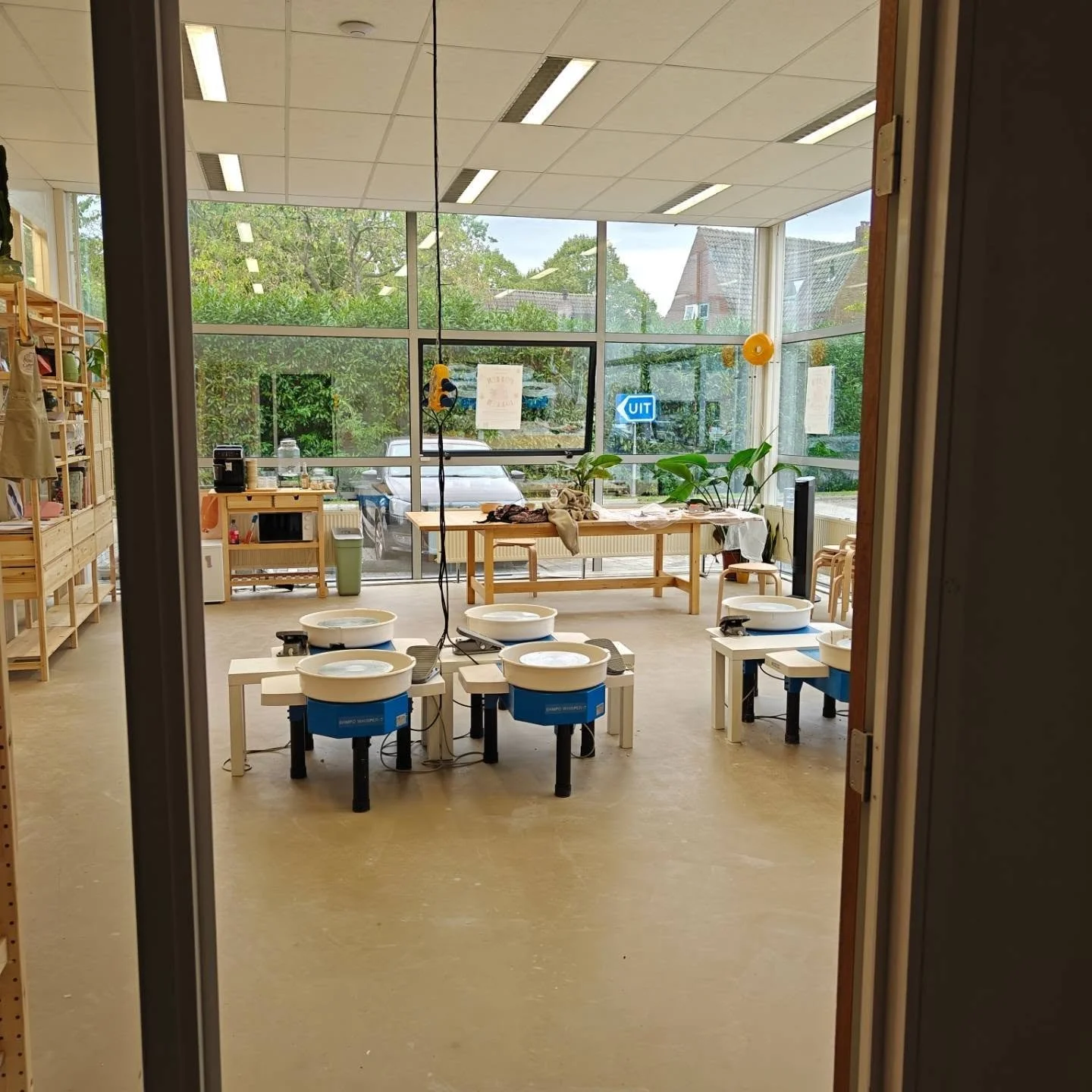 Zo mooi om te zien hoe deze lege ruimte in een paar maanden een volledig functionerend atelier is geworden.

Nog een paar puntjes op de I en dan op naar een geweldig eerste cursusjaar!🤞

P.s. er zijn nog maar een paar plekjes beschikbaar voor de beg