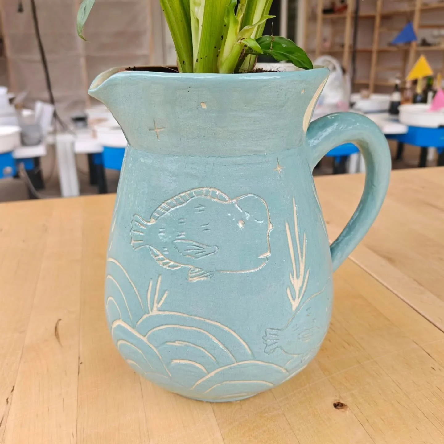 Van een stukje klei naar een waterkan (en inmiddels plantenpotje)🤞🏺

#pottenbakken #keramiek #wheelthrowing #sgraffito #ceramics
