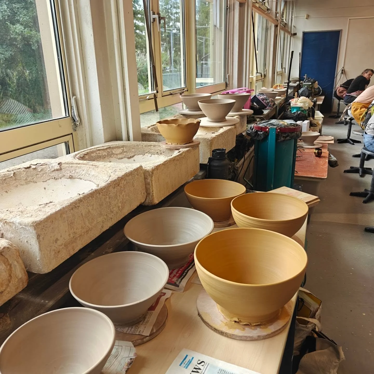 Schalen, schalen, schalen! 
Draaien is echt uren maken. Waar 25cm breedte eerst een uitdaging was, is het nu al bijna productie draaien 💪

Op naar mooie eindexamen stukken @keramiekopleiding 

#keramiek #pottenbakken #pottery