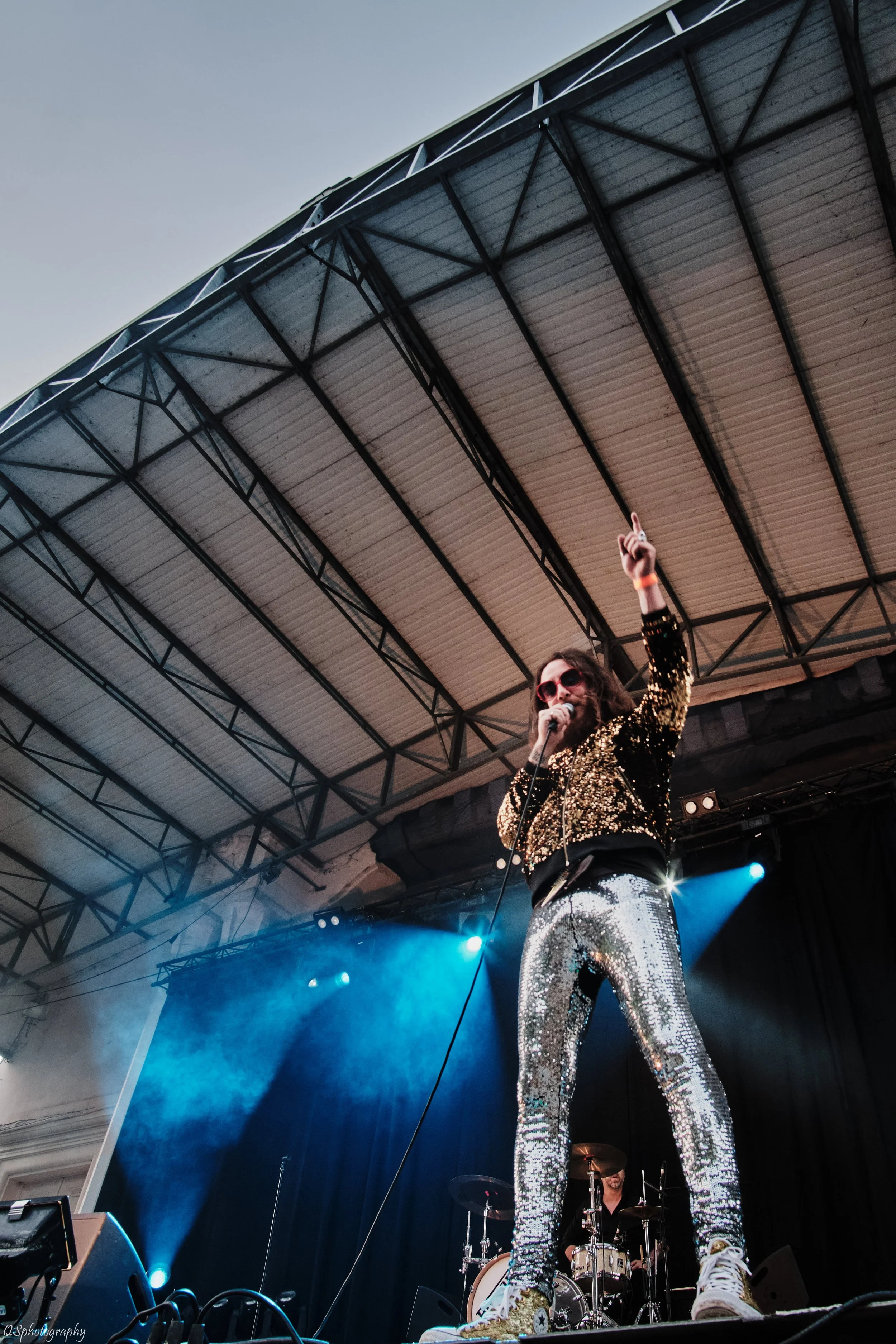 Un chanteur en tenue brillante, | QSphotography | Namur