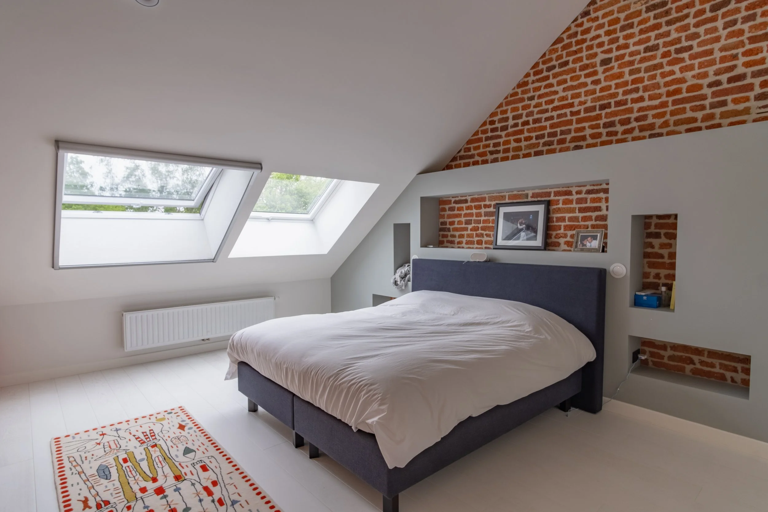 Chambre avec lit double, mur en briques | QSphotography | Namur