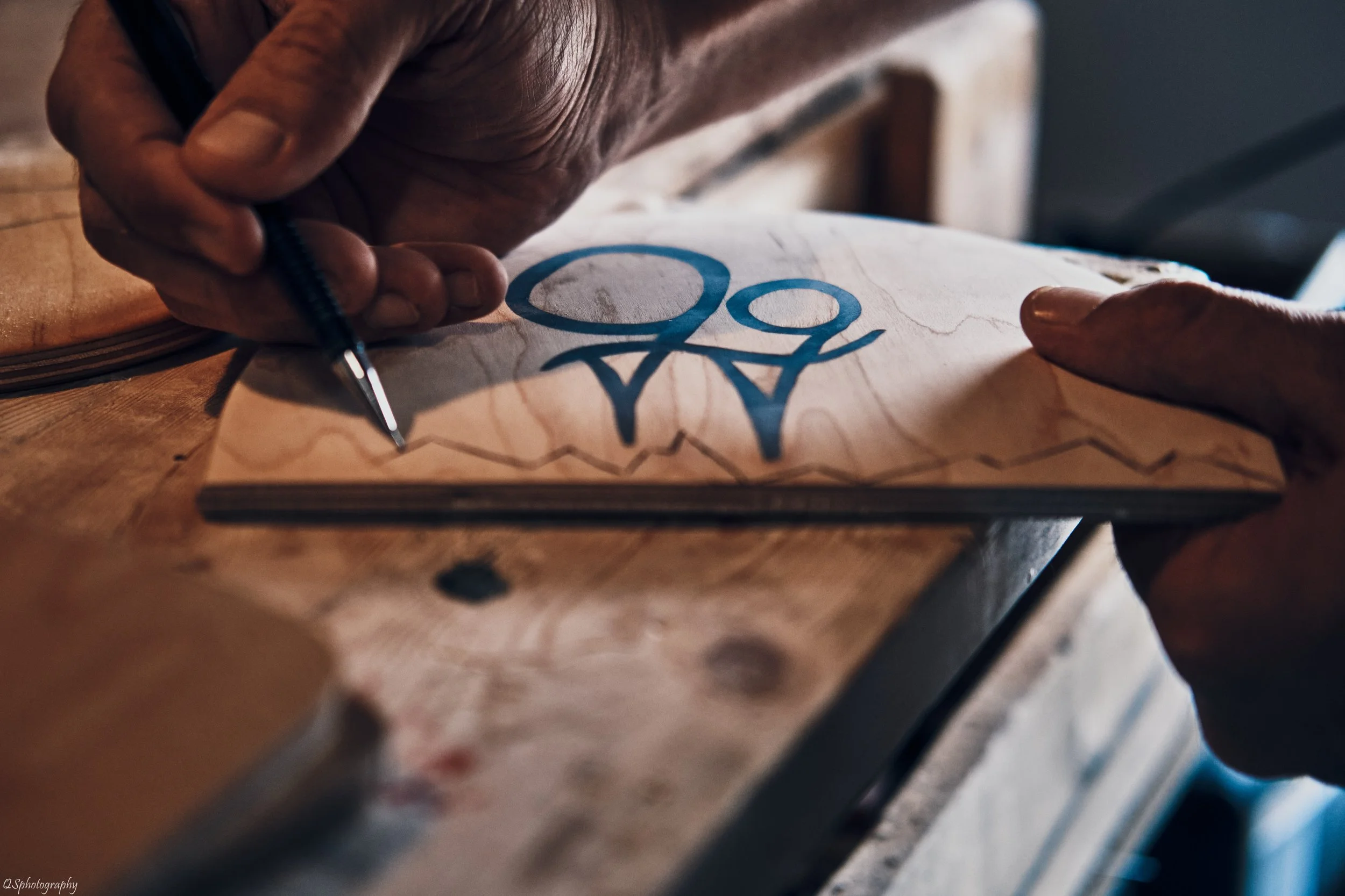 Une personne écrit ou dessine sur un carnet en utilisant un stylo. | QSphotography | Namur