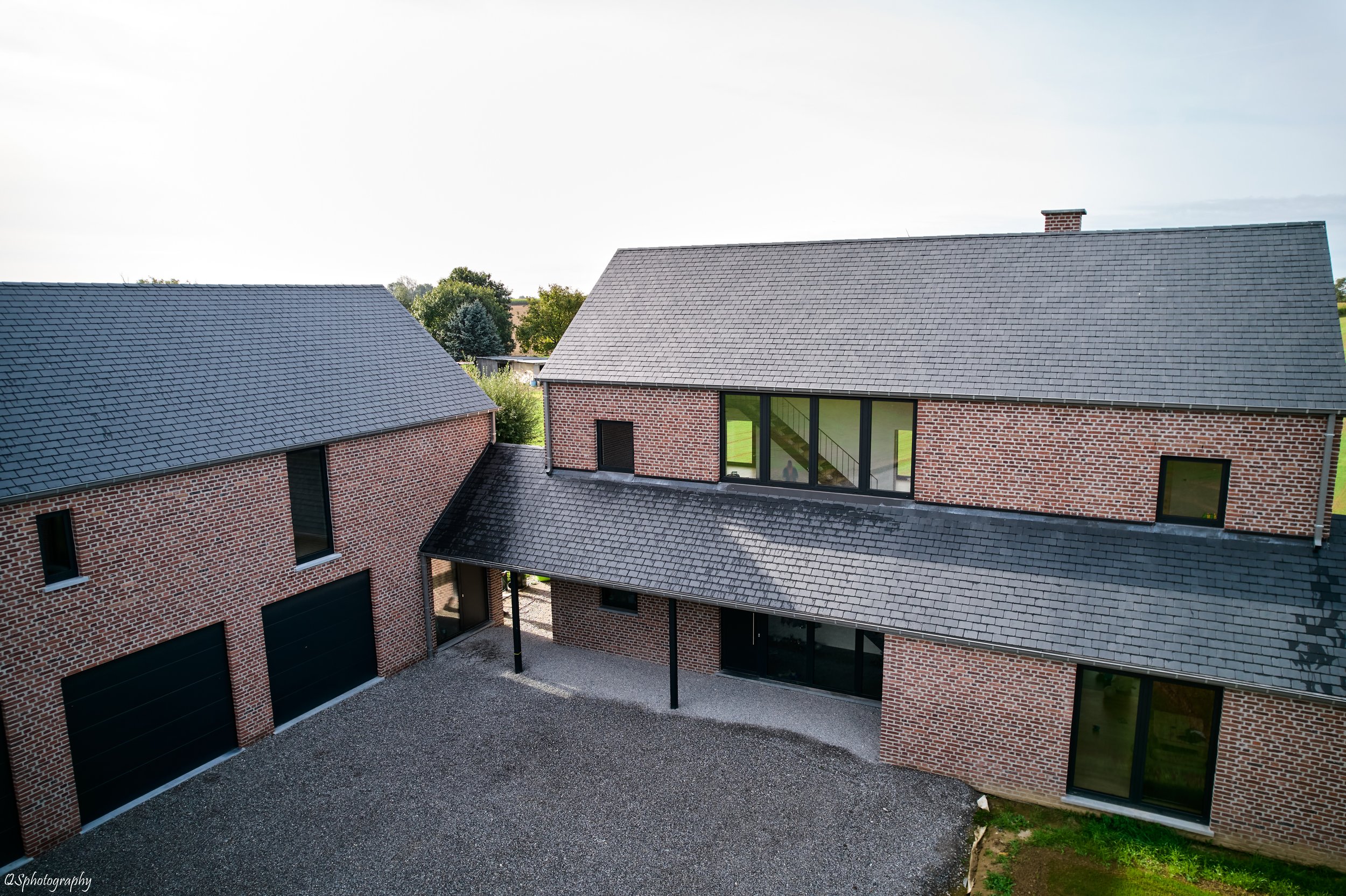 Vue aérienne d'une maison moderne en briques | QSphotography | Namur