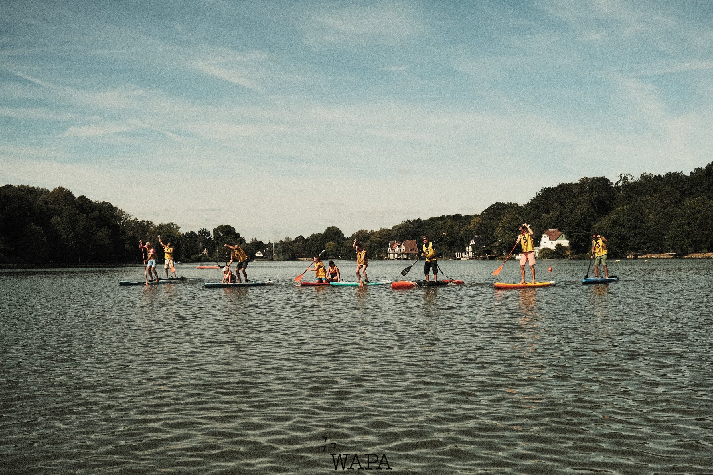 Groupe de personnes faisant du paddle sur un lac | QSphotography | Namur