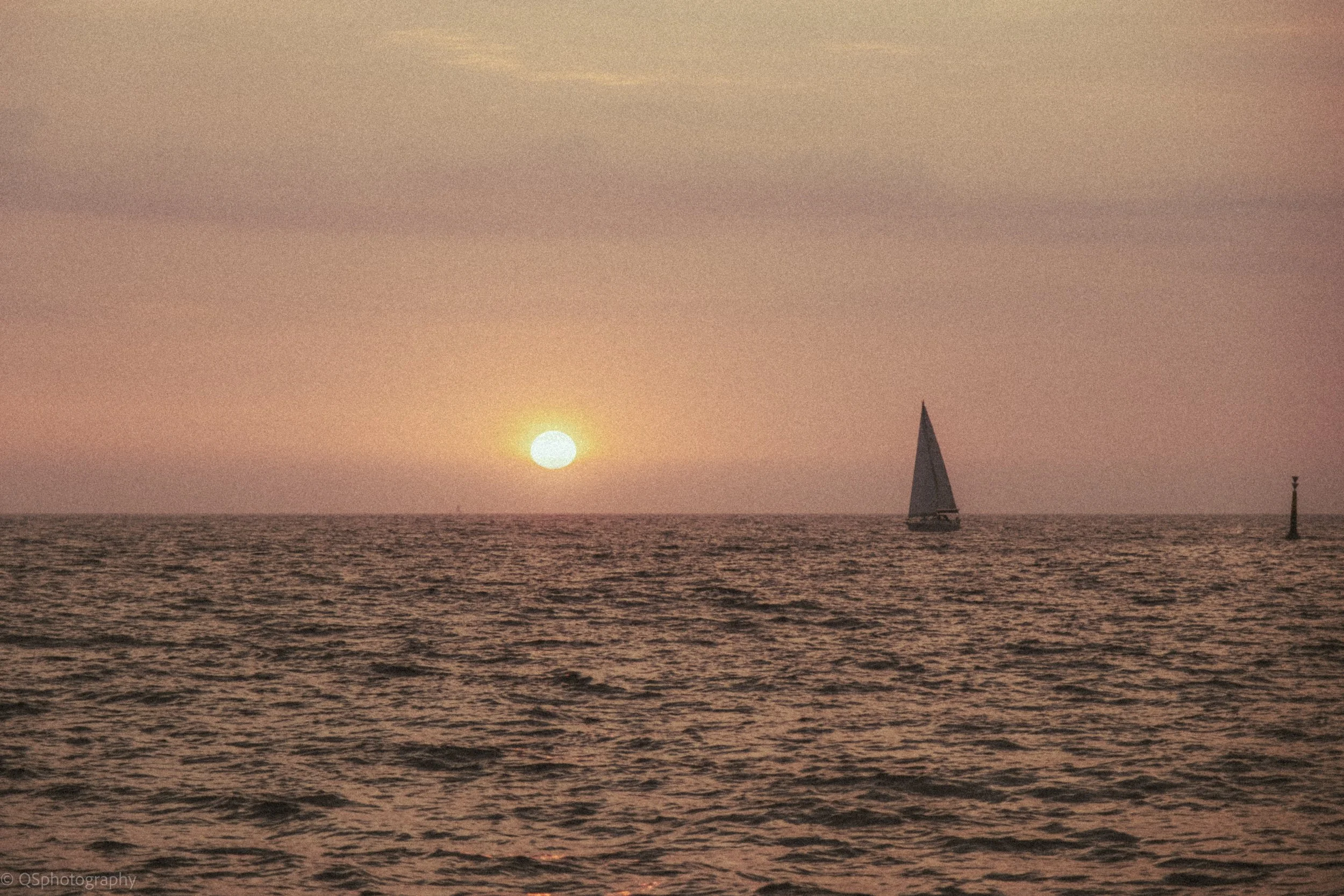 Coucher de soleil sur la mer avec un voilier | QSphotography | Namur