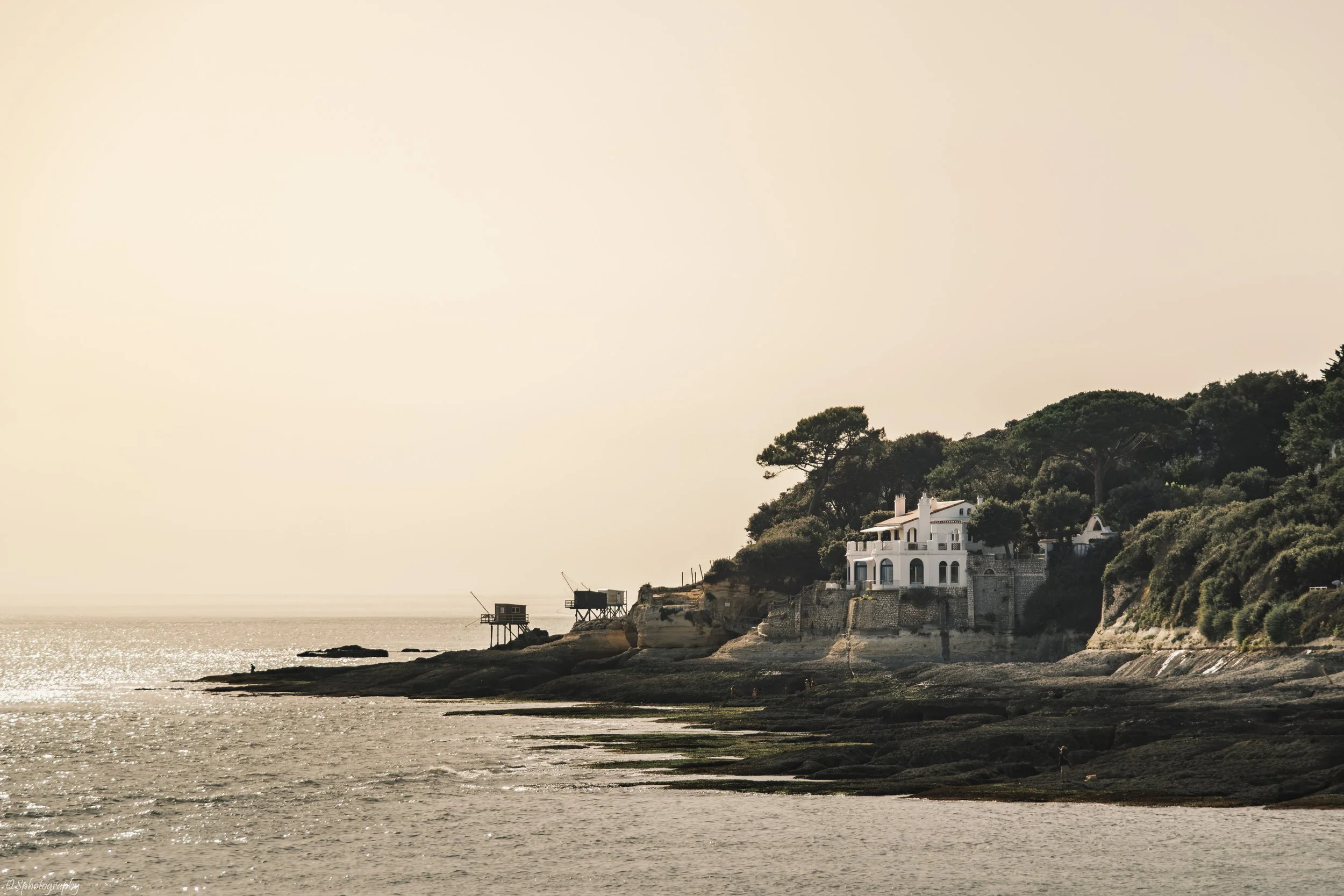 Maisons blanches sur une falaise au bord de la mer | QSphotography | Namur