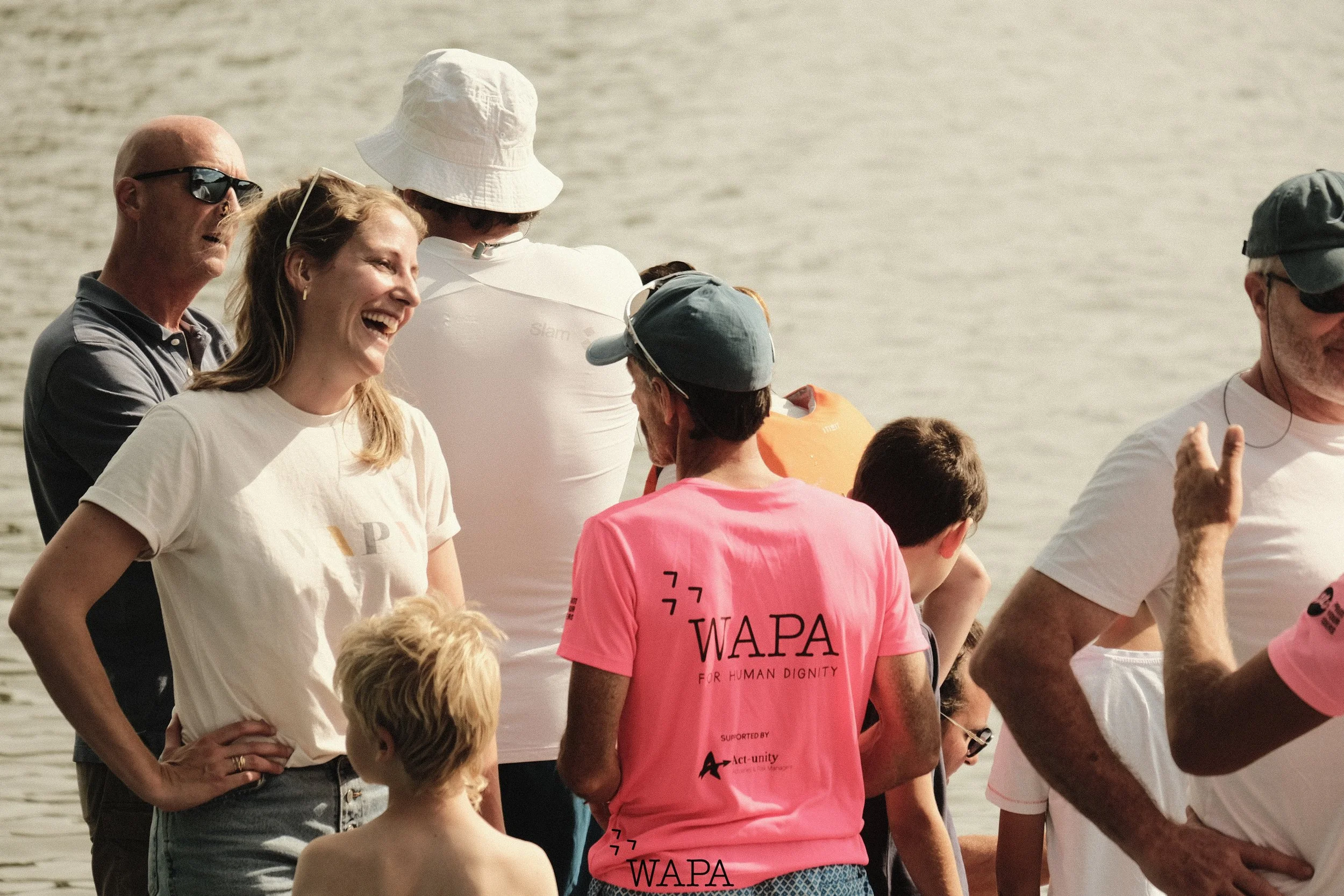 Groupe de personnes près d'un lac, certains portent des t-shirts avec le logo WAPA | QSphotography | Namur