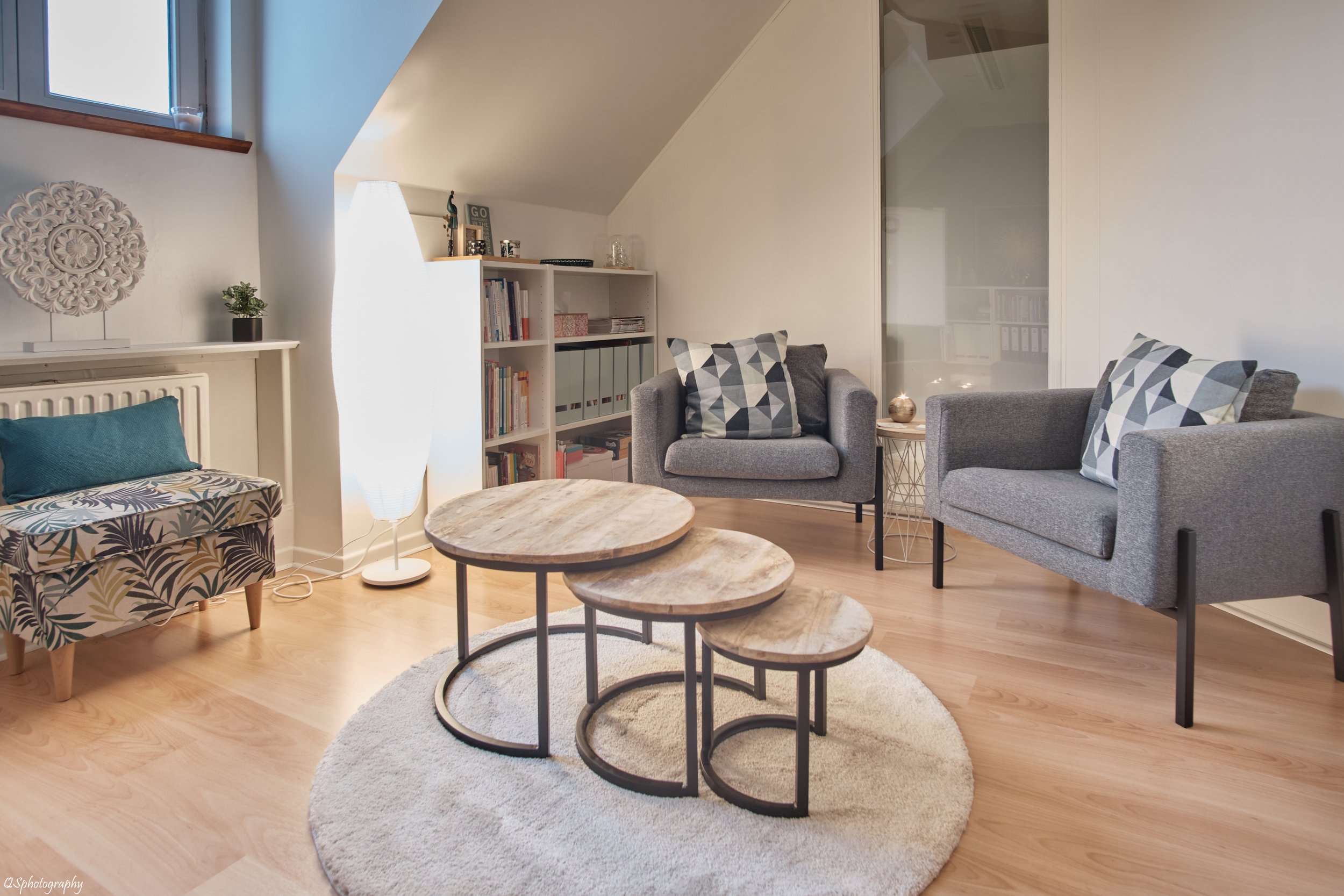 Salon confortable avec deux canapés gris, | QSphotography | Namur