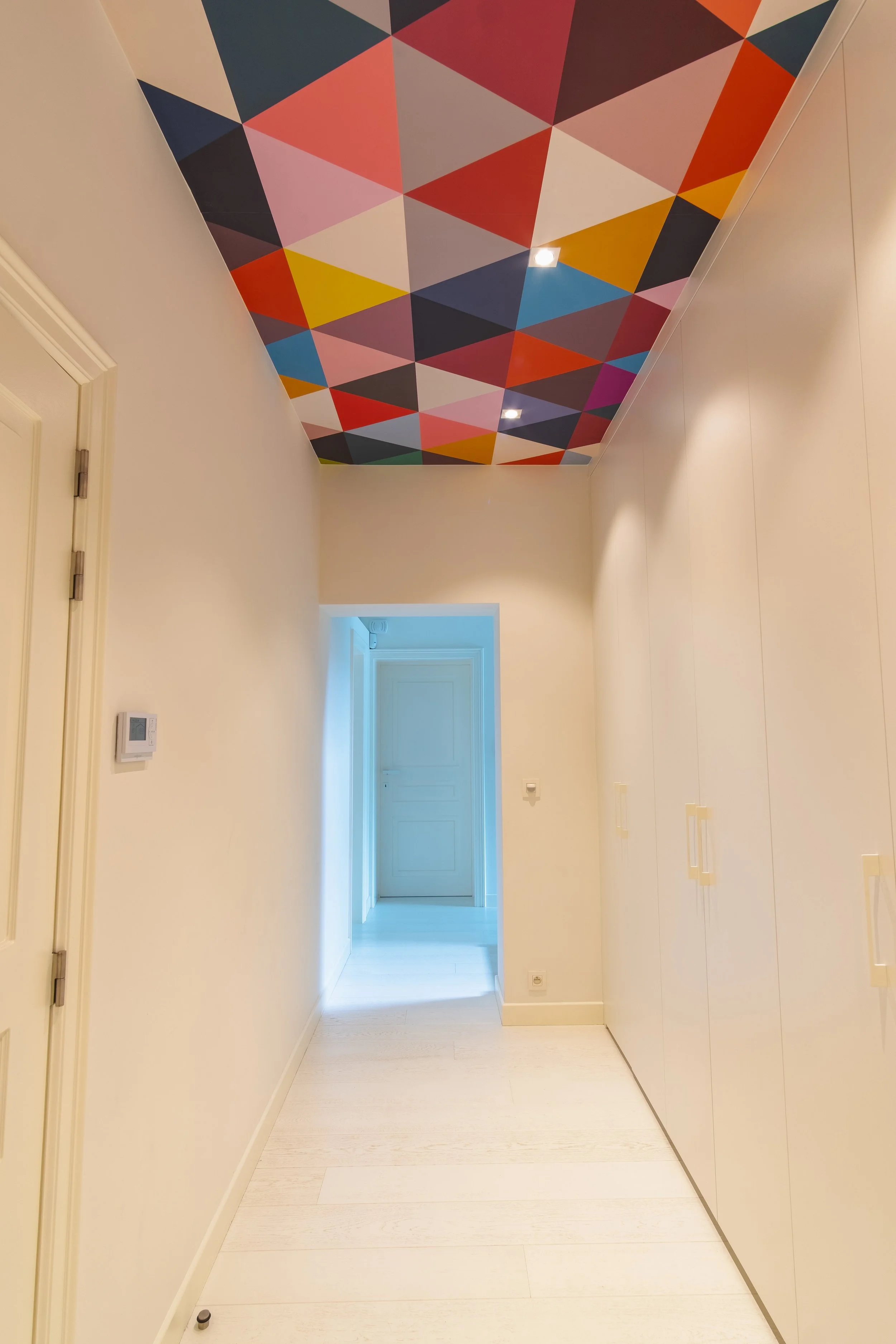Couloir avec plafond à motifs géométriques colorés | QSphotography | Namur