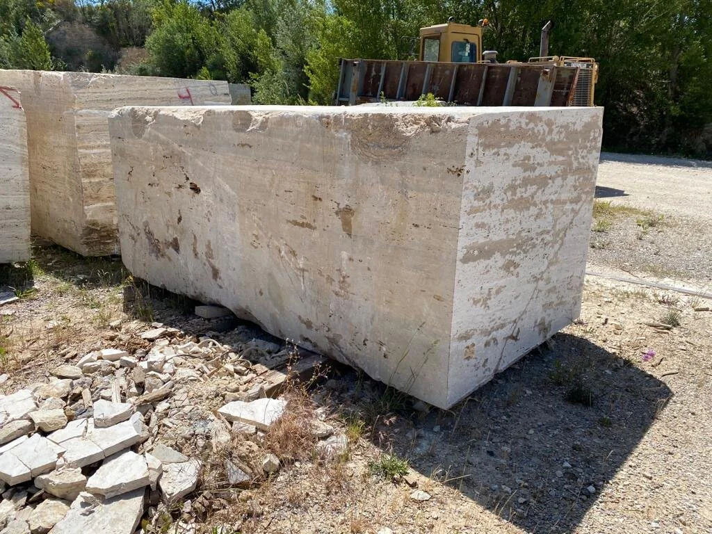 Blocco di Cava Nera squadrato